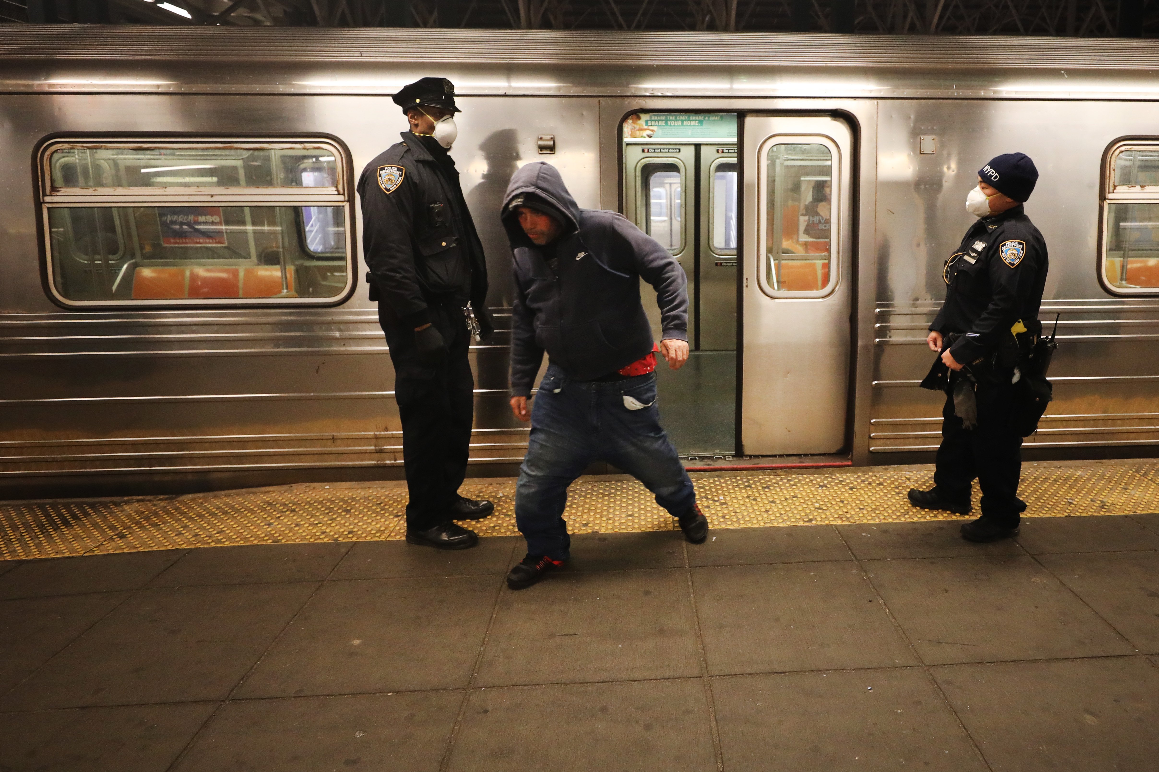A homeless man runs by New York police on May 07, 2020. (Photo: Spencer Platt/Getty Images)