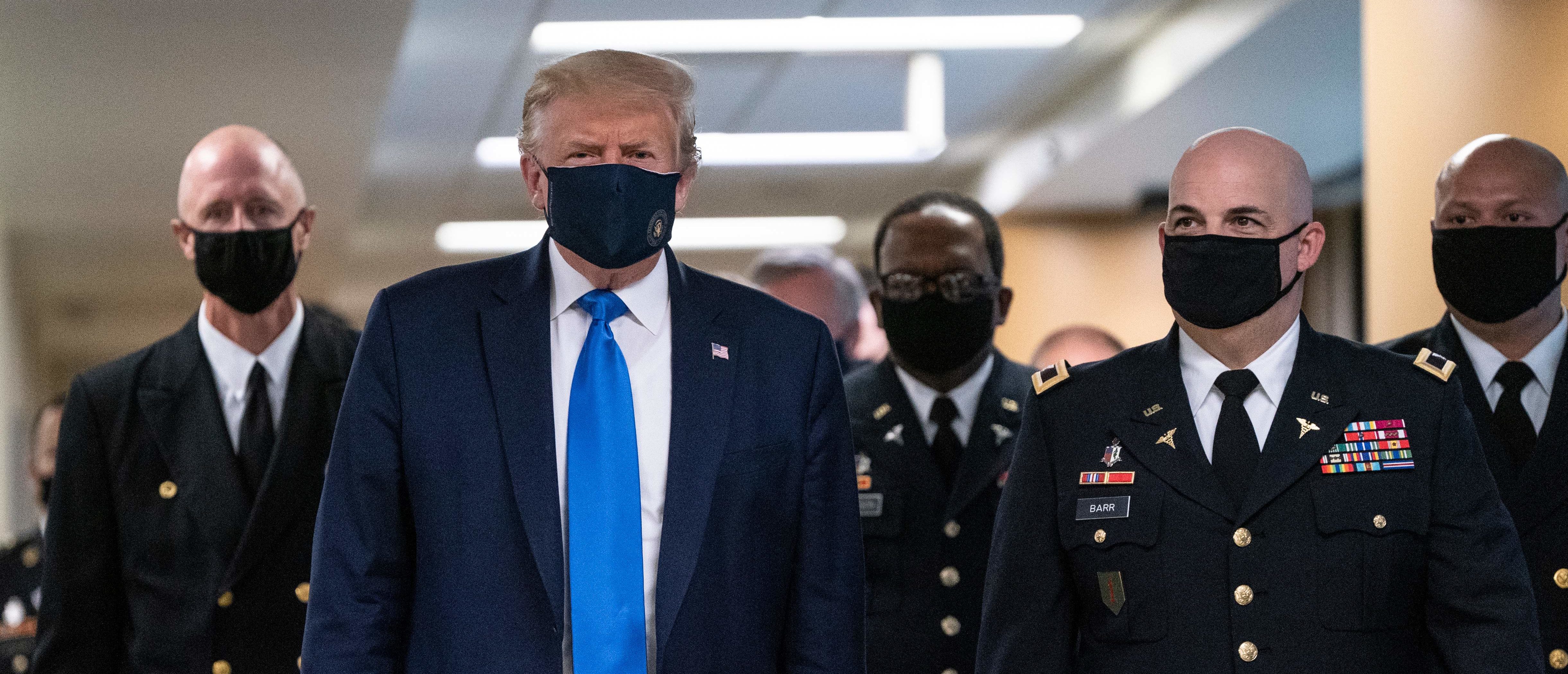 TOPSHOT - US President Donald Trump wears a mask as he visits Walter Reed National Military Medical Center in Bethesda, Maryland' on July 11, 2020. (Photo by ALEX EDELMAN/AFP via Getty Images)