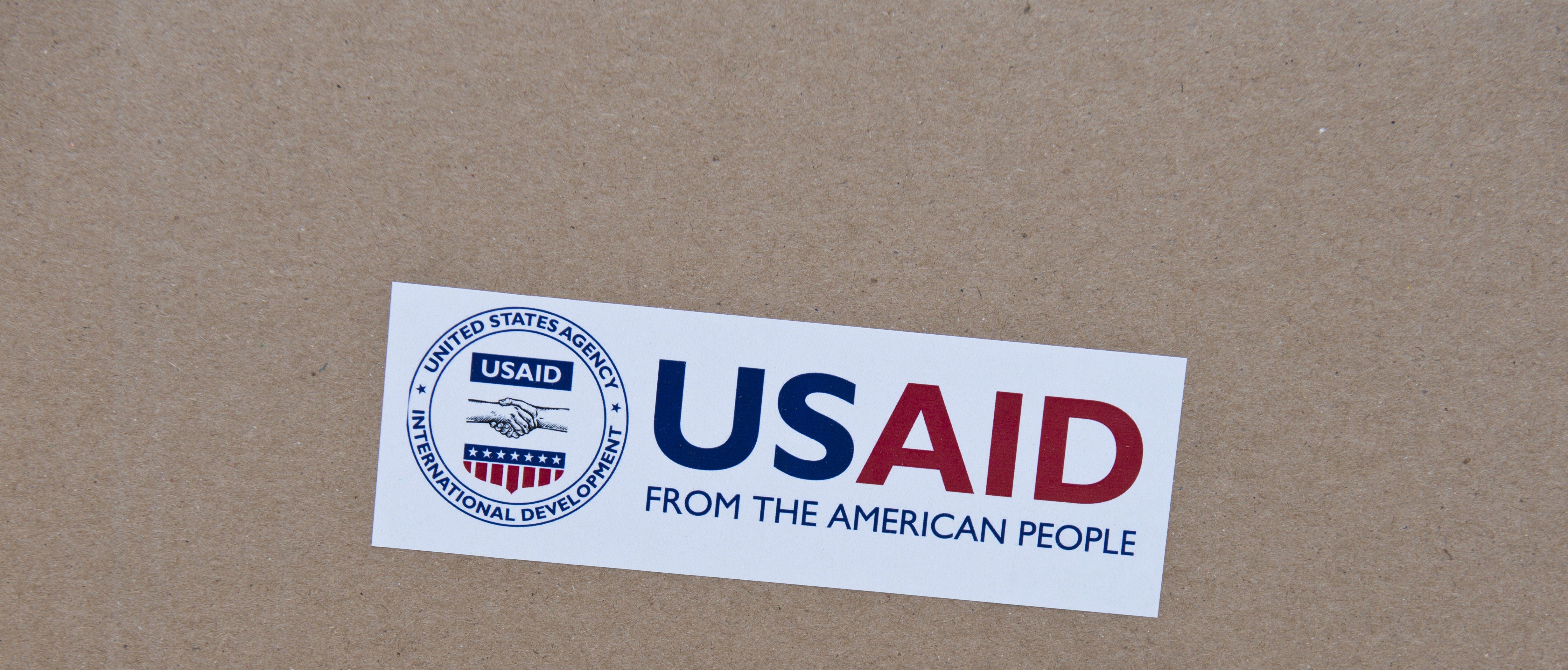 Een foto gemaakt in augustus.  Foto genomen op 15 november 2014 toont een doos met sanitaire kits en zeep geleverd door het United States Agency for International Development (USAID) opgeslagen op een VN-school voorafgaand aan distributie aan Palestijnse ontheemden in Gaza-stad.  (ROBERTO SCHMIDT/AFP via Getty Images)