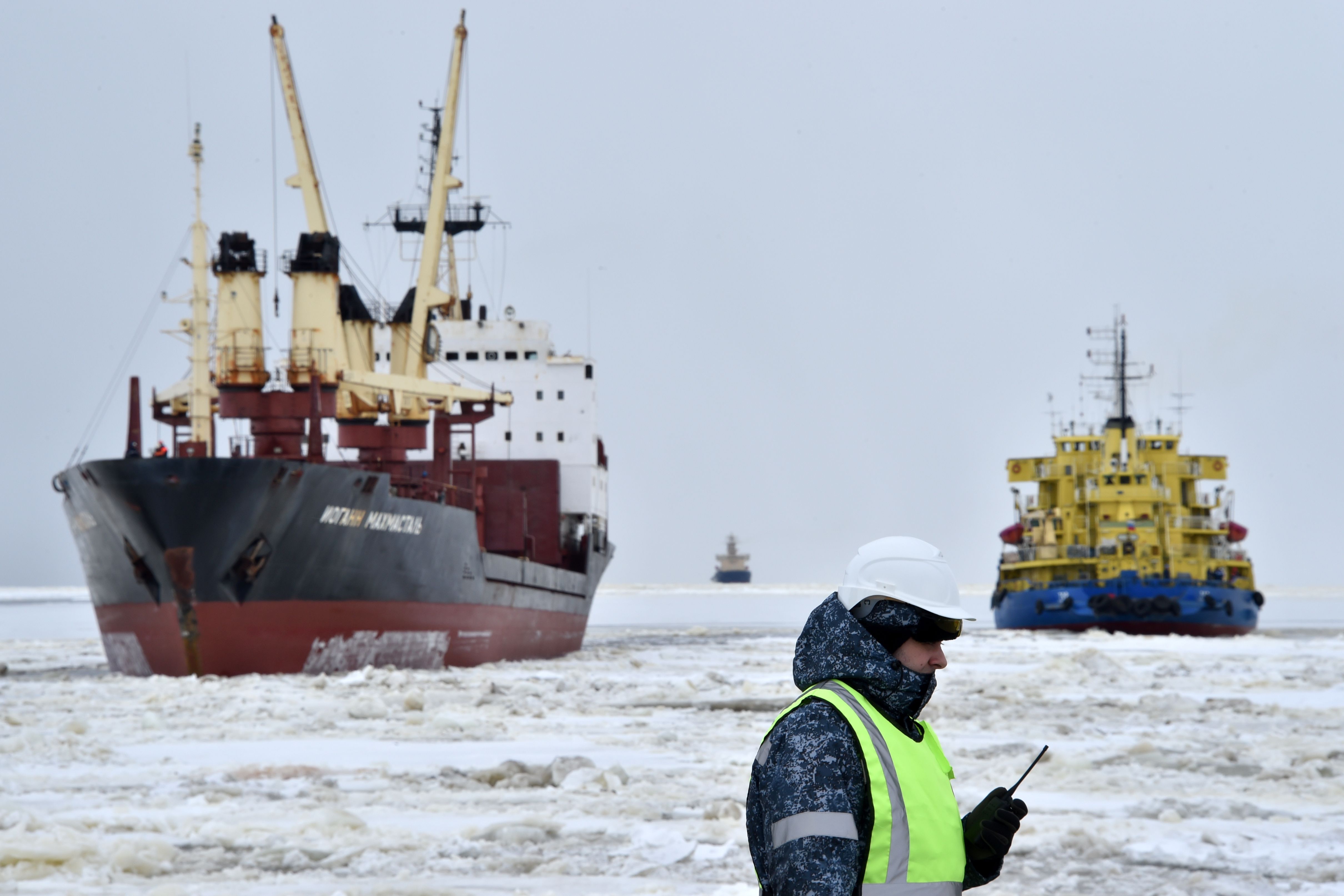 A picture taken on May 5, 2016 shows the icebreaker Tor (R) at the port of Sabetta in the Kara Sea shore line on the Yamal Peninsula in the Arctic circle, some 2450 km of Moscow. Yamal LNG -- which is set to be launched in 2017 -- is a liquefied natural gas plant with a planned capacity of 16.5 million tonnes per year and is valued at $27 billion. It is located in on the Yamal peninsula, an Arctic region of Siberia that is a key Russian oil and gas producing region. / AFP / KIRILL KUDRYAVTSEV (Photo credit should read KIRILL KUDRYAVTSEV/AFP via Getty Images)