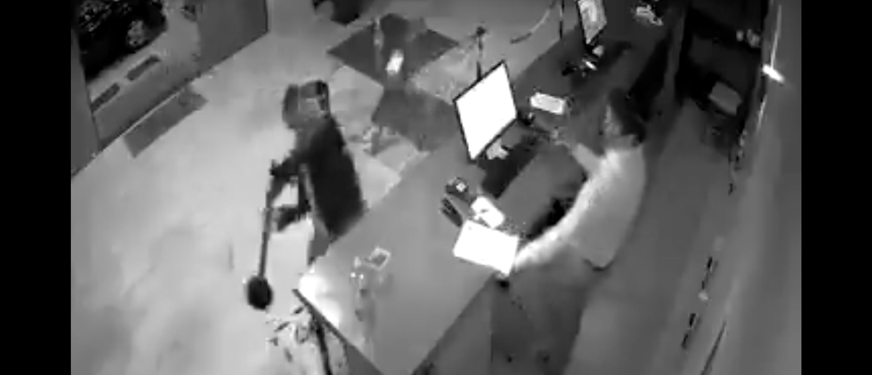 Man Attacks Hotel Clerk For Asking To Check His Temperature, Gets Beaten Badly By Employee