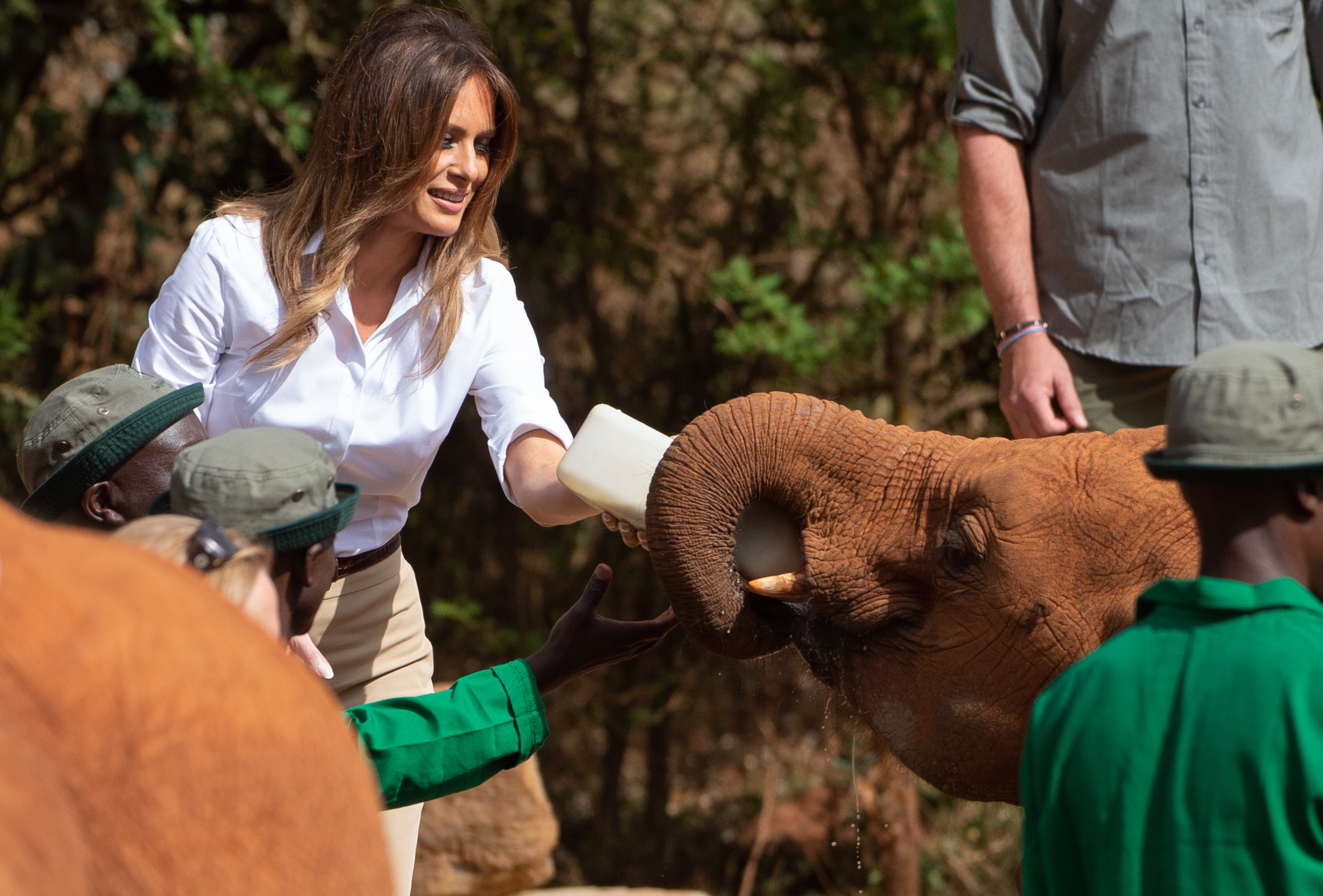 US First Lady Melania Trump feeds a baby elephant at The David Sheldrick Elephant Orphanage in Nairobi on October 5, 2018, as she pays a one day visit to the country during her solo tour of Africa promoting her children's welfare program. (Photo by SAUL LOEB / AFP)