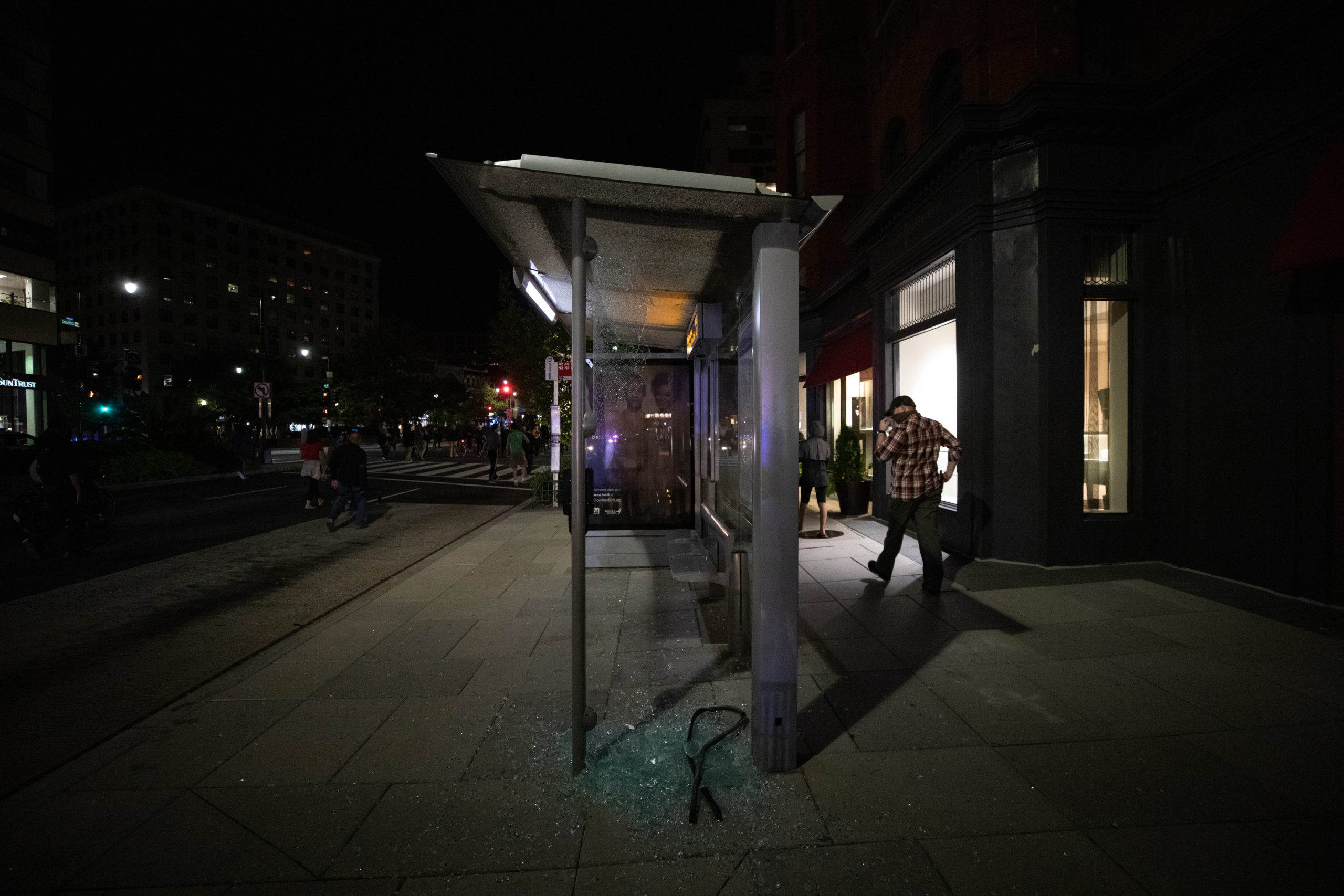 A protester smashed a glass panel of a bus stop in Washington, D.C. on Sept. 23. (Photo: Kaylee Greenlee / DCNF)