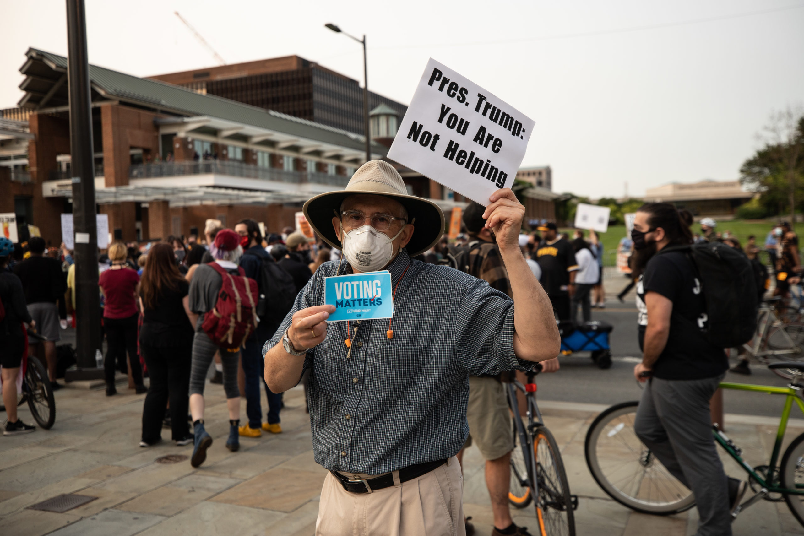A man encourages protesters to vote in the upcoming election in Philadelphia, Pennsylvania on Sept. 15, 2020. (Photo: Kaylee Greenlee / DCNF)