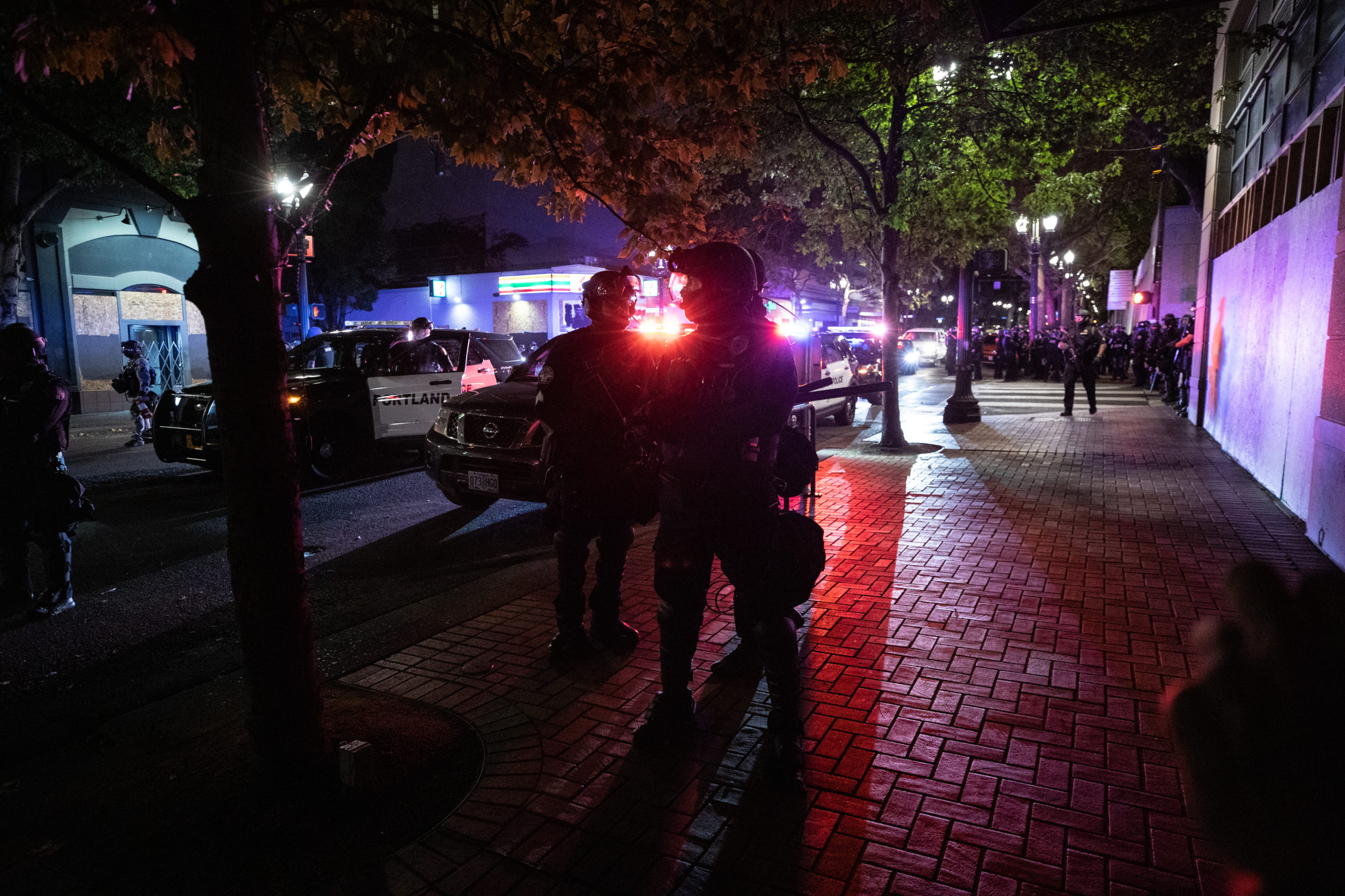 Officers separate the crowd and restrict them from meeting in Portland, Oregon, on Sept. 27, 2020. (Photo: Kaylee Greenlee / DCNF) 