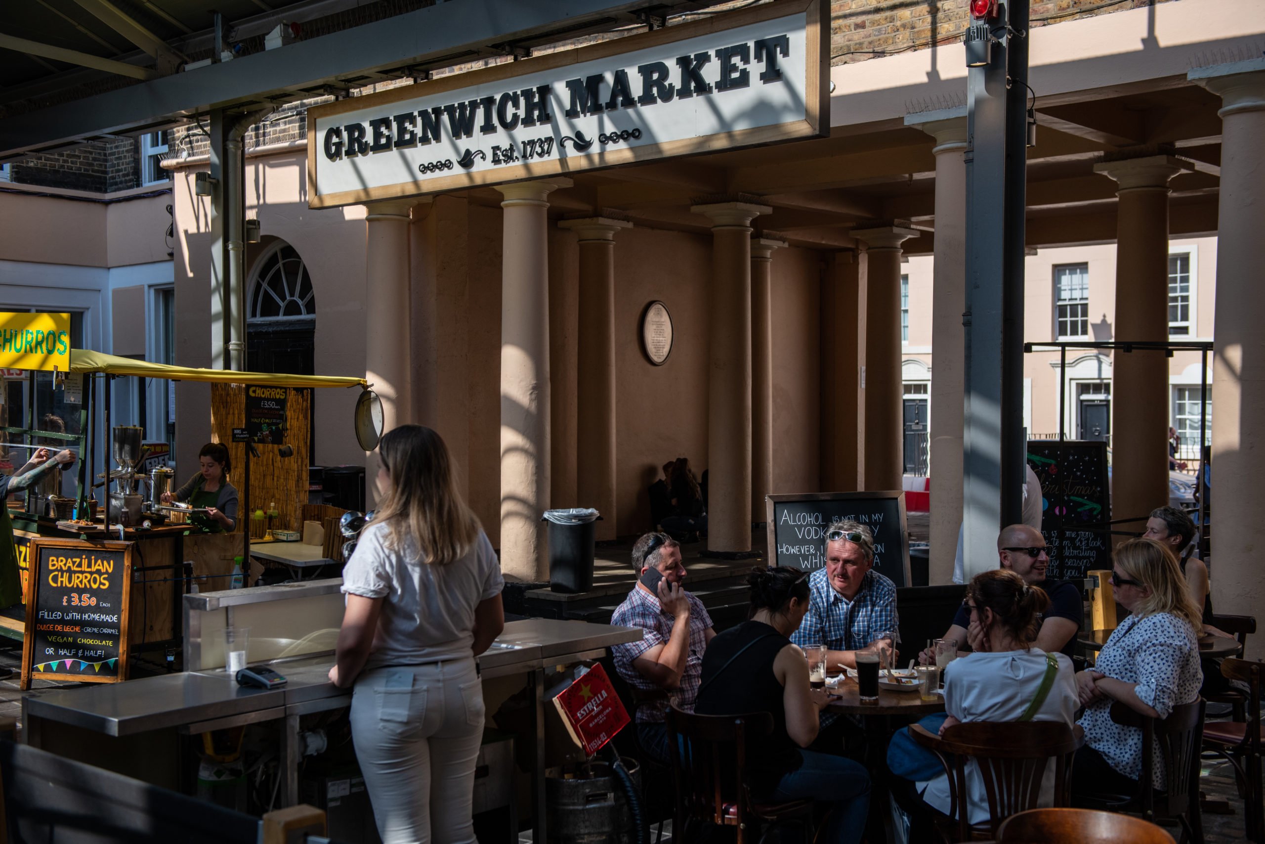 LONDON, ENGLAND - SEPTEMBER 20: A group of six people drink alcohol at a pub in Greenwich market on September 20, 2020 in London, England. The British government reported 4,422 confirmed UK cases on Saturday, the first time the number of new daily cases has exceeded 4,000 since the virus's peak in May. The prime minister said England was "now seeing a second wave." (Photo by Chris J Ratcliffe/Getty Images)