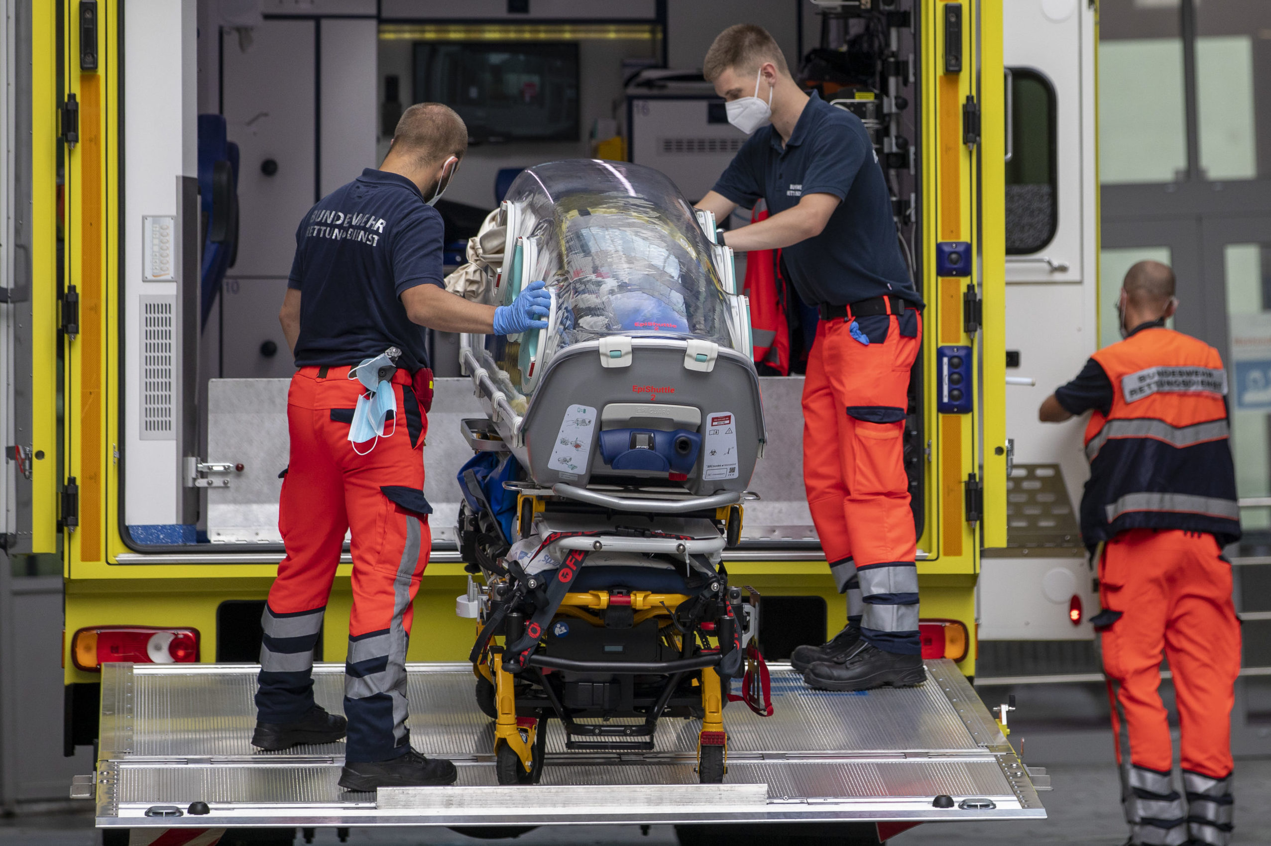 BERLIN, GERMANY - AUGUST 22: German army emergency personnel load portable isolation unit (Epi Shuttle) into their ambulance that was used to transport Russian opposition figure Alexei Navalny at Charite hospital on August 22, 2020 in Berlin, Germany. (Photo by Maja Hitij/Getty Images)