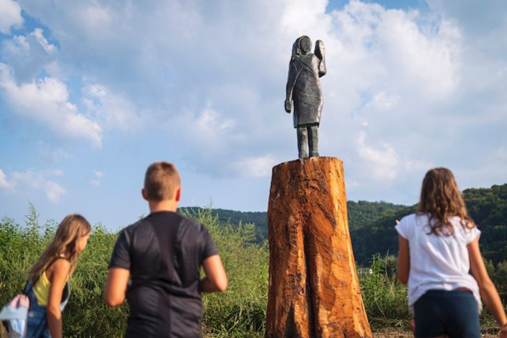 Установите статую любимых покупок. Скульптуры Мелания. Памятник Мелании Трамп. Статуи Словении. Памятник Мелании Трамп в Словении в бронзе.