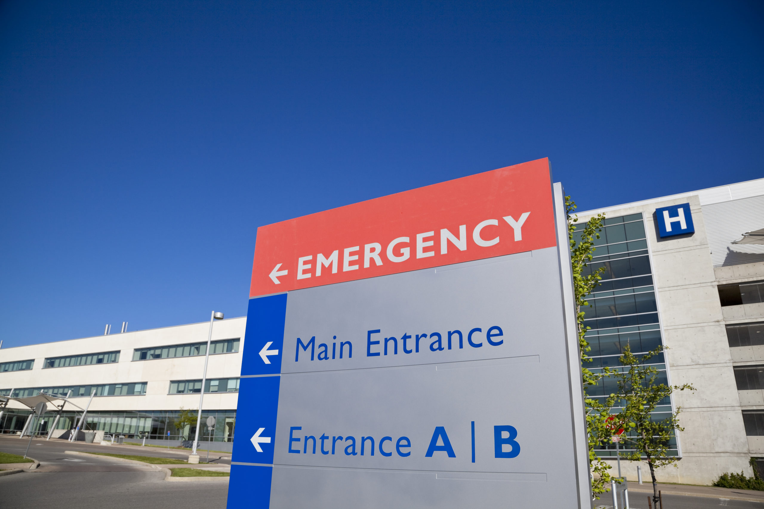 A hospital sign directing patients to the emergency room. (Steve Design/Shutterstock)