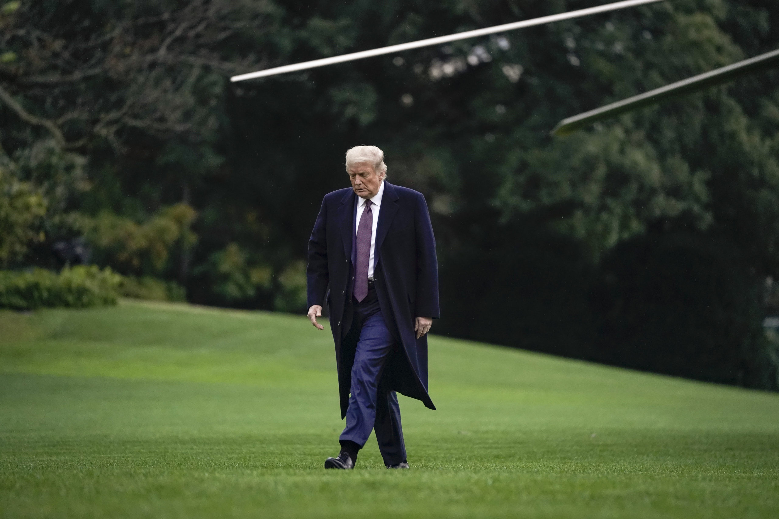 WASHINGTON, DC - OCTOBER 01: U.S. President Donald exits Marine One on the South Lawn of the White House on October 1, 2020 in Washington, DC. President Trump traveled to Bedminster, New Jersey for a roundtable event with supporters and a fundraising event. (Photo by Drew Angerer/Getty Images)