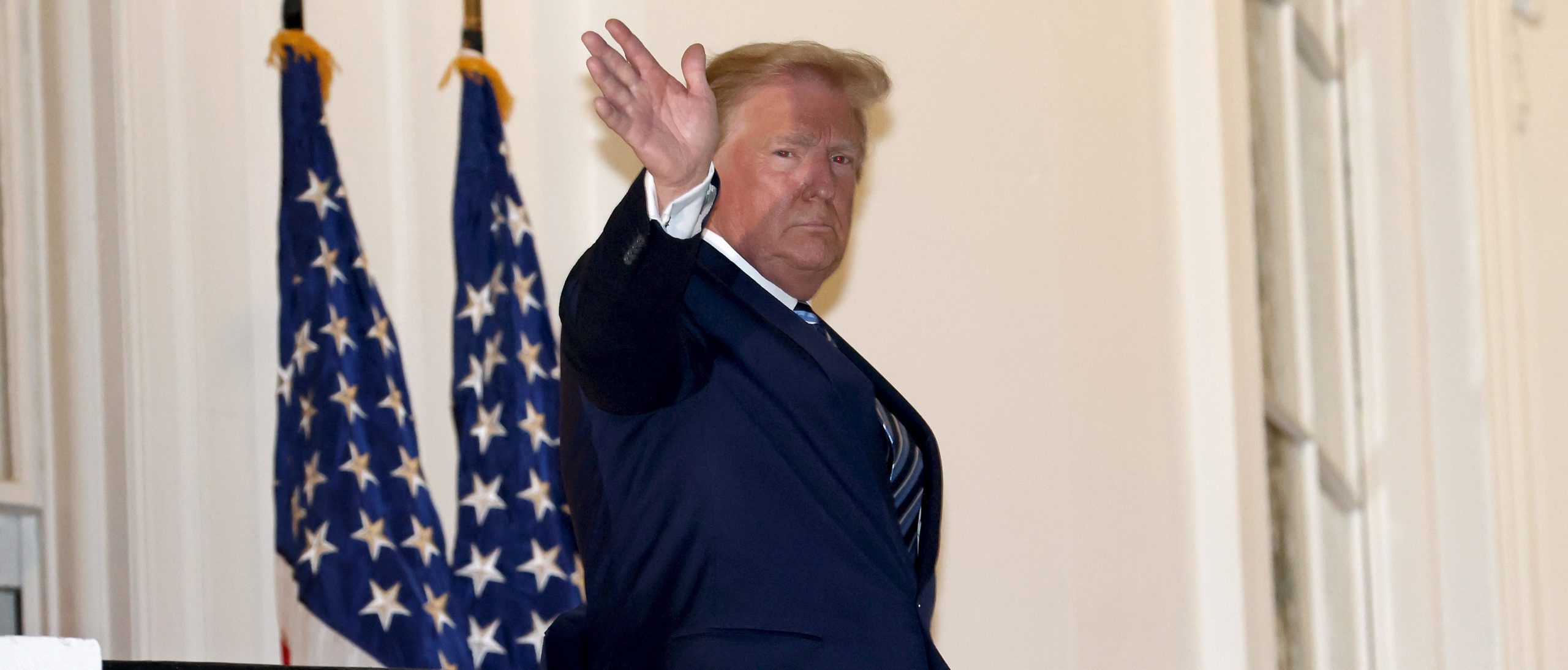 WASHINGTON, DC - OCTOBER 05: U.S. President Donald Trump waves upon return to the White House from Walter Reed National Military Medical Center on October 05, 2020 in Washington, DC. Trump spent three days hospitalized for coronavirus. (Photo by Win McNamee/Getty Images)