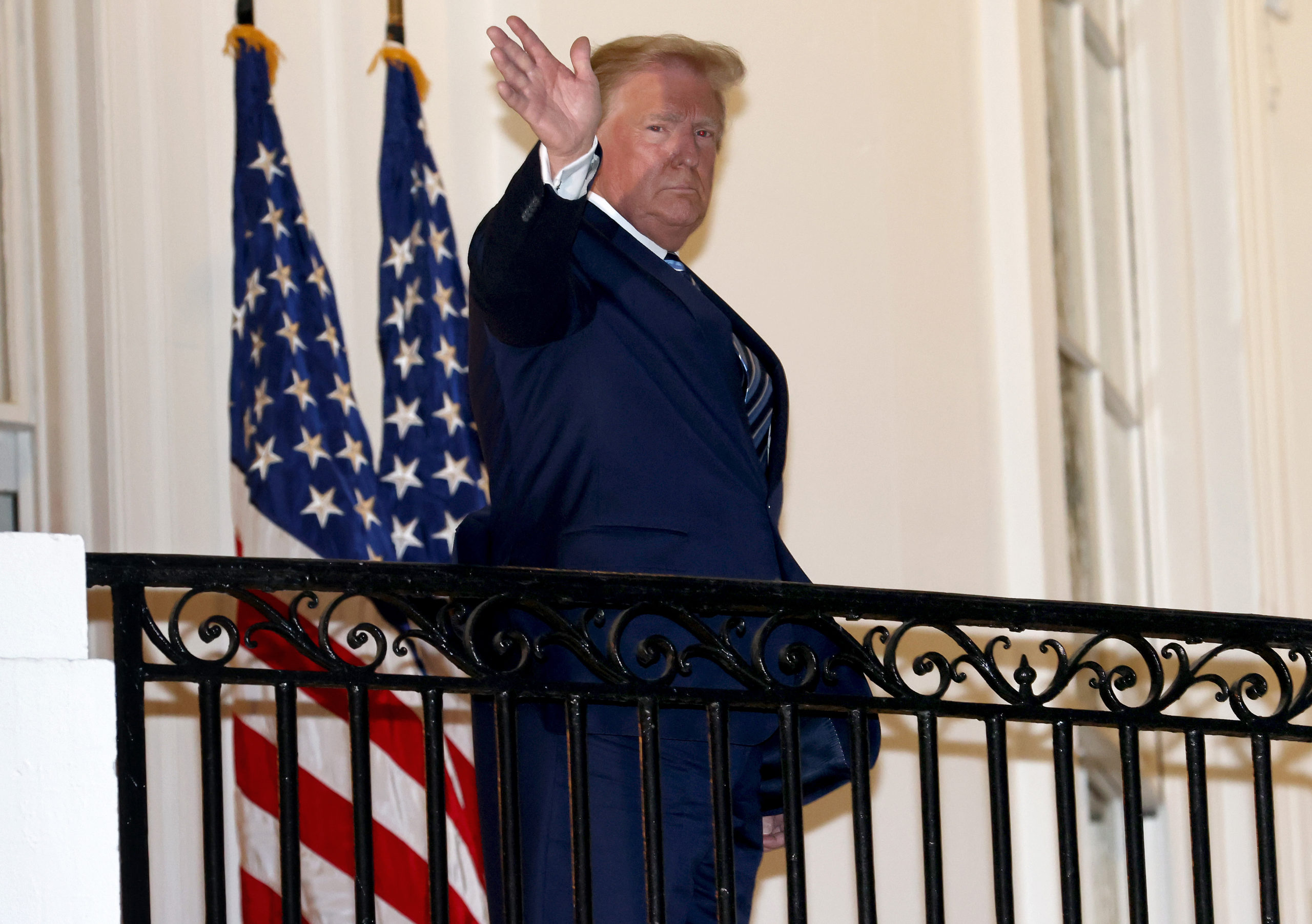 WASHINGTON, DC - OCTOBER 05: U.S. President Donald Trump waves upon return to the White House from Walter Reed National Military Medical Center on October 05, 2020 in Washington, DC. Trump spent three days hospitalized for coronavirus. (Photo by Win McNamee/Getty Images)