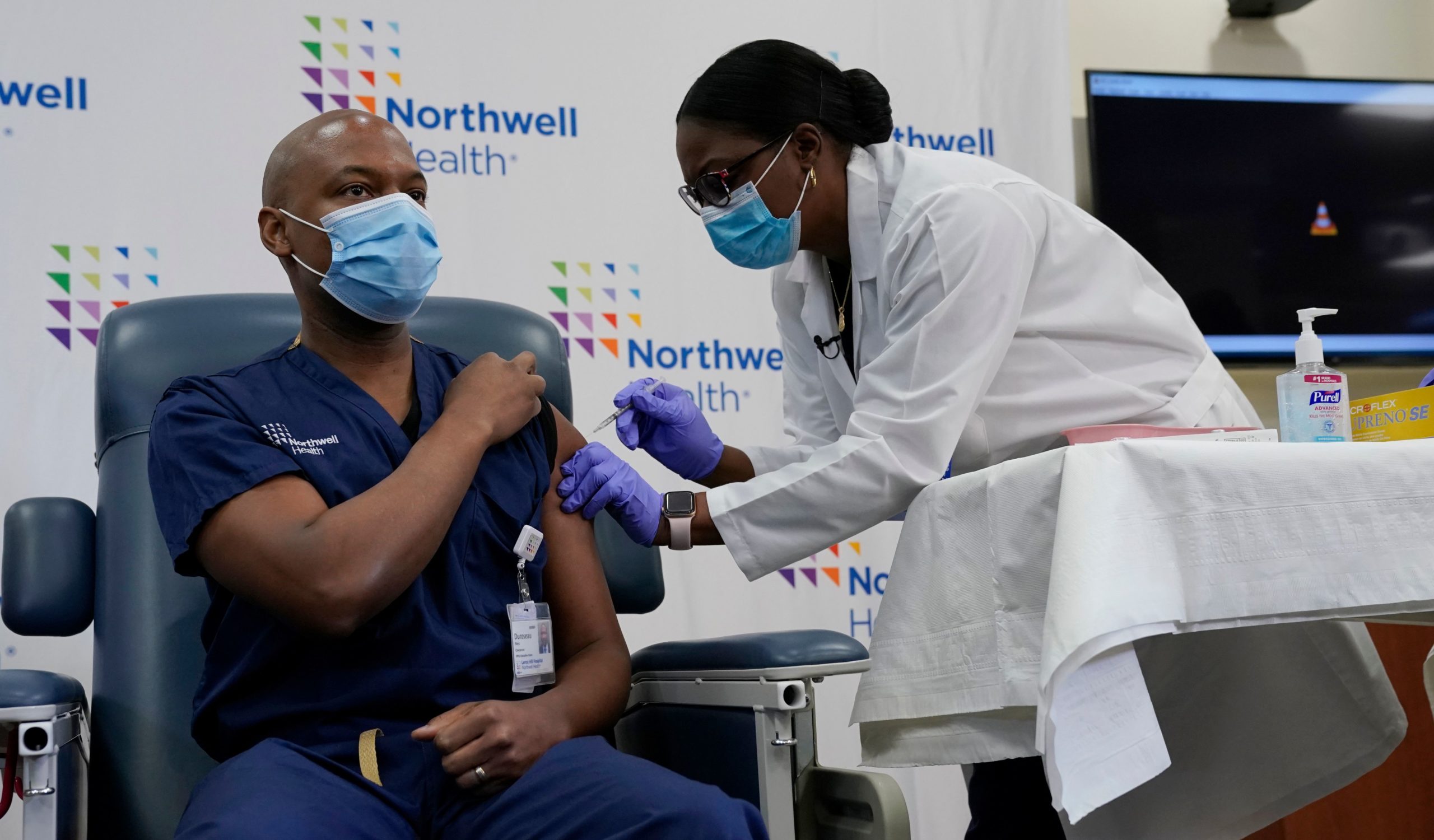 A New York hospital begins administering the Pfizer coronavirus vaccine Monday. (Timothy Clary/AFP via Getty Images)