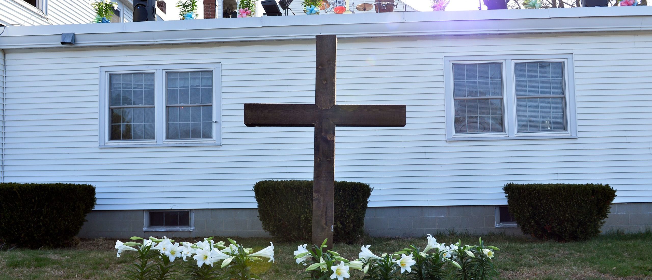 REPORT: Family Fined $100 For Putting Full-Size Cross On Their Yard