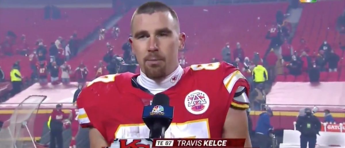 Chiefs TE Travis Kelce Tips His Hat To Raiders Fans