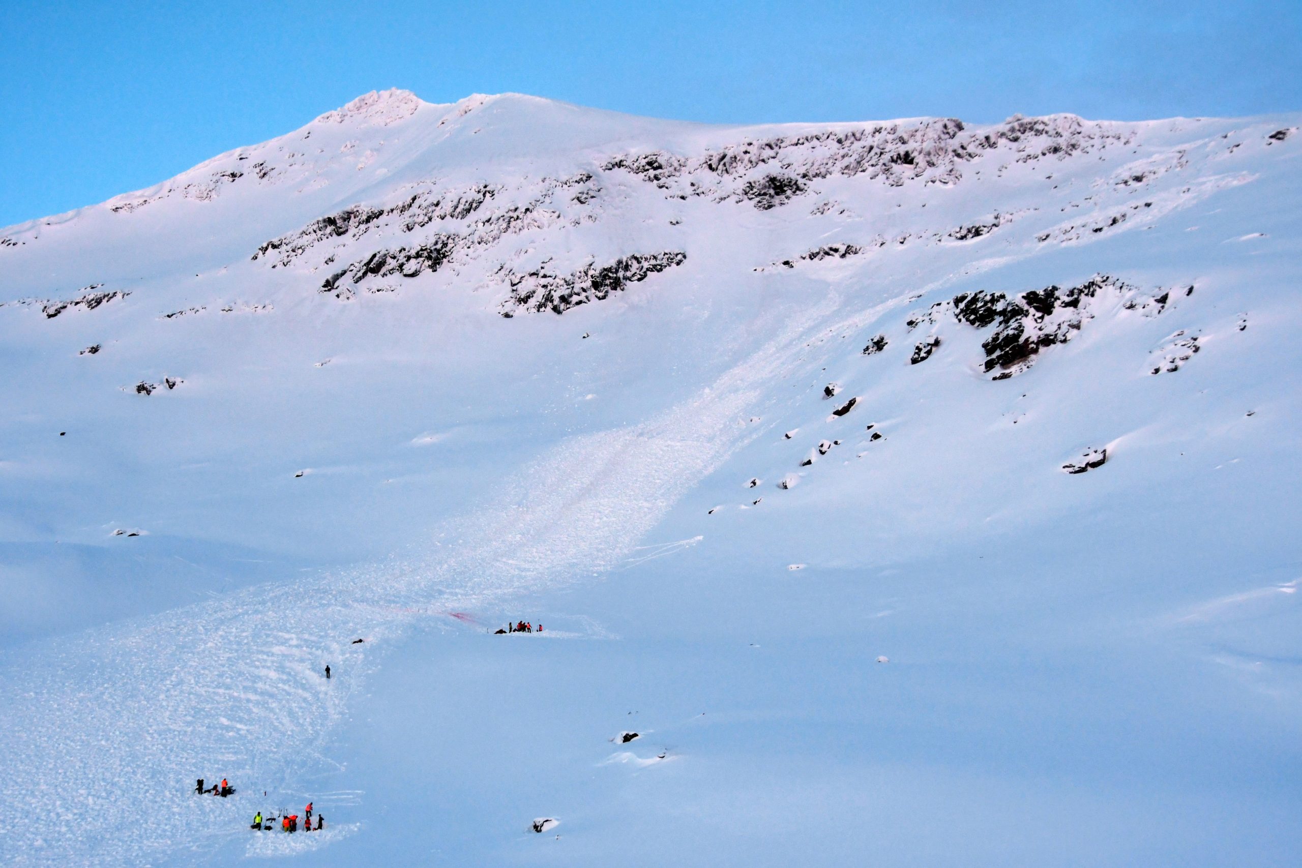 Police and volunteers of the Red Cross take part in the operations to recover the bodies of the tourists who were buried in snow during an avalanche in the Blåbærfjellet mountain, on January 17, 2019 near Nordkjosbotn in Tamokdalen valley, northern Norway. - Four Finnish and Swedish cross-country skiers in their thirties were caught in an avalanche on January 2, 2019. The body of one of four skiers has been recovered the day before and the three others have been located. (Photo by Rune Stoltz BERTINUSSEN / NTB scanpix / AFP) / Norway OUT (Photo credit should read RUNE STOLTZ BERTINUSSEN/AFP via Getty Images)