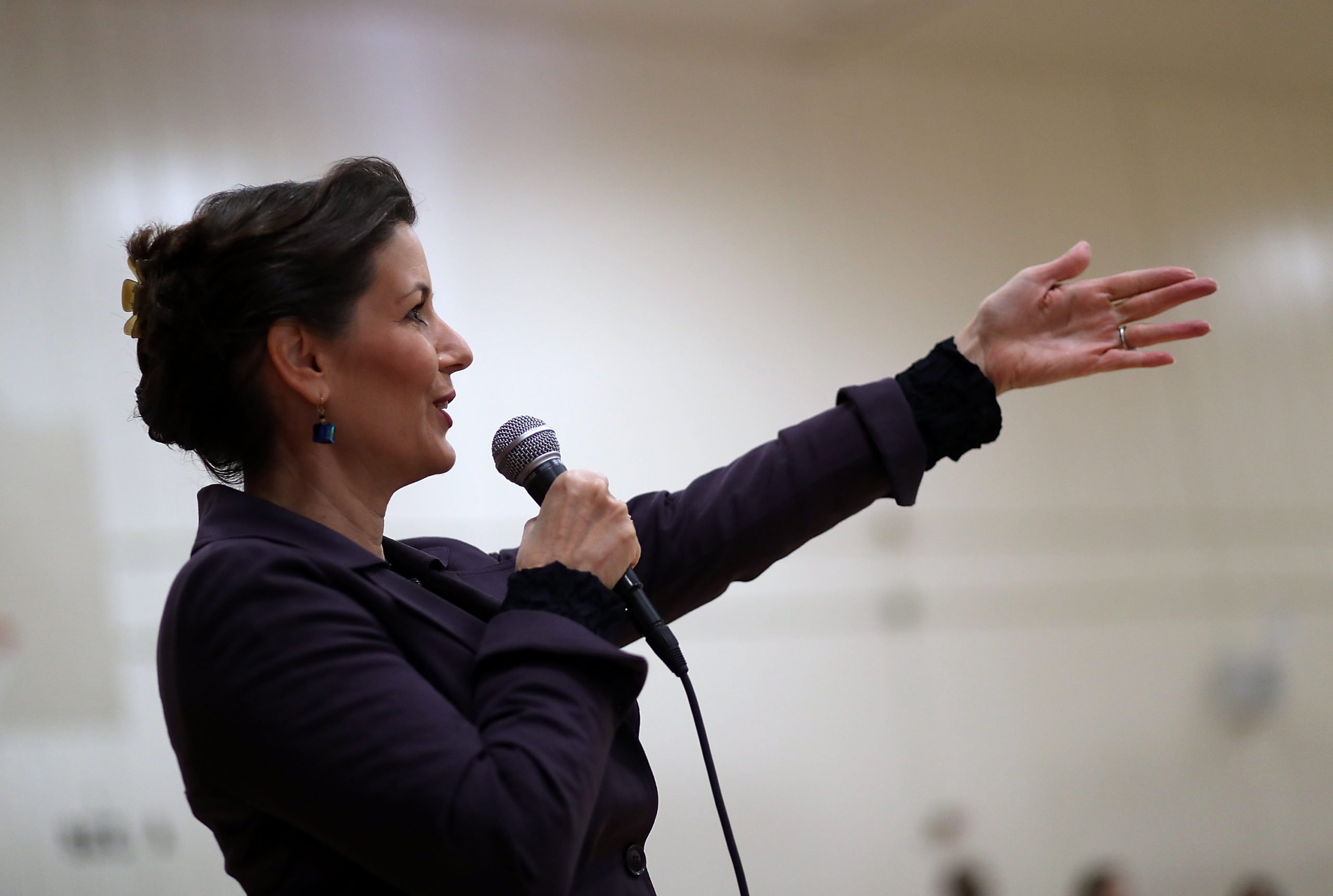 OAKLAND, CA - JANUARY 19: Oakland mayor Libby Schaaf speaks to students at Edna Brewer Middle School about the U.S. Constitution on January 19, 2018 in Oakland, California. Oakland mayor Libby Schaaf discussed the U.S. Constitution with middle schoolers a day after she said she would be willing to go to jail to defend Oakland's sanctuary city policy following rumors that Immigration and Customs Enforcement (ICE) agents would be conducting raids and arresting up to 1,500 undocumented immigrants in Northern California. (Photo by Justin Sullivan/Getty Images)