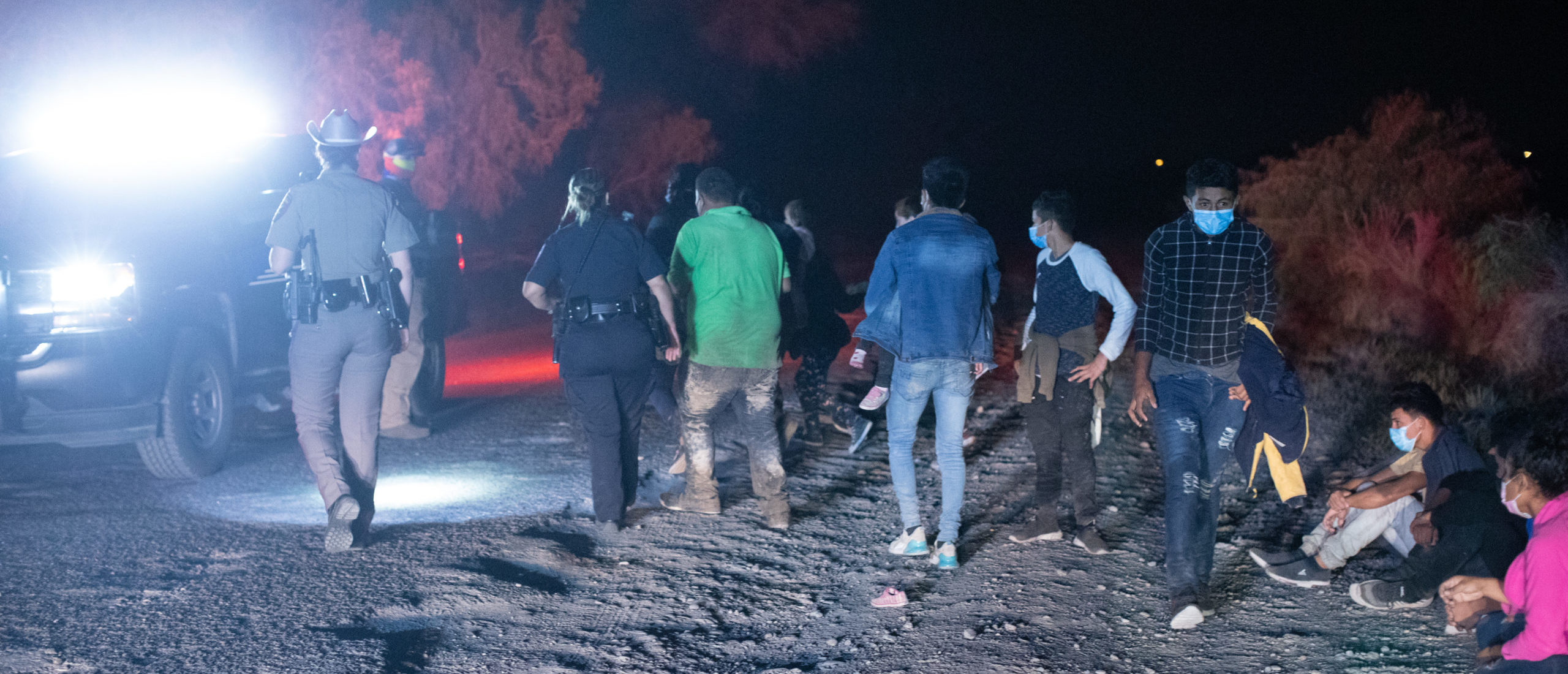 Around 1,000 Illegal Migrants Evading Overwhelmed Border Officials ...