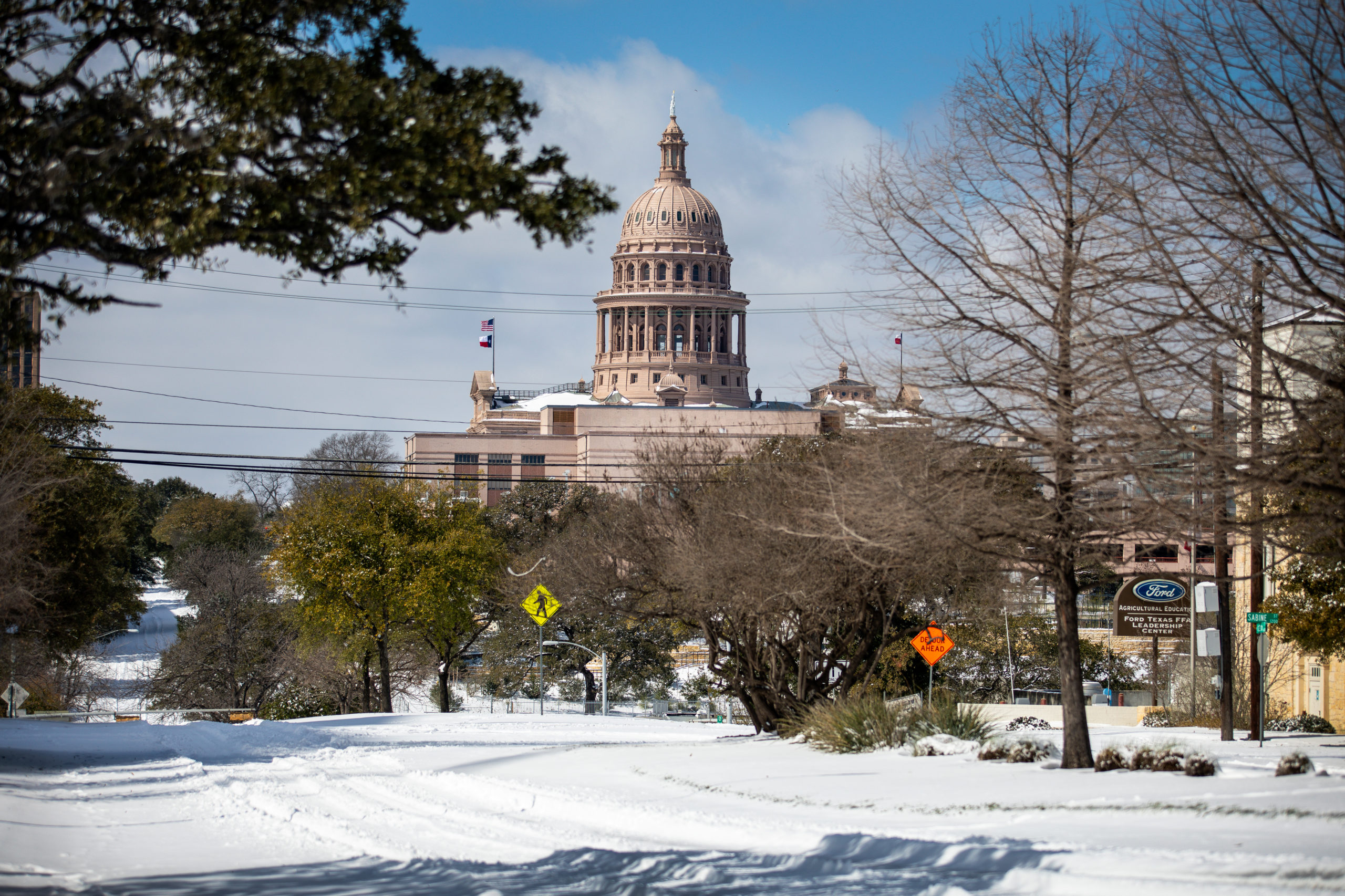 The Texas Capitol is surrounded by snow.(Montinique Monroe/Getty Images)