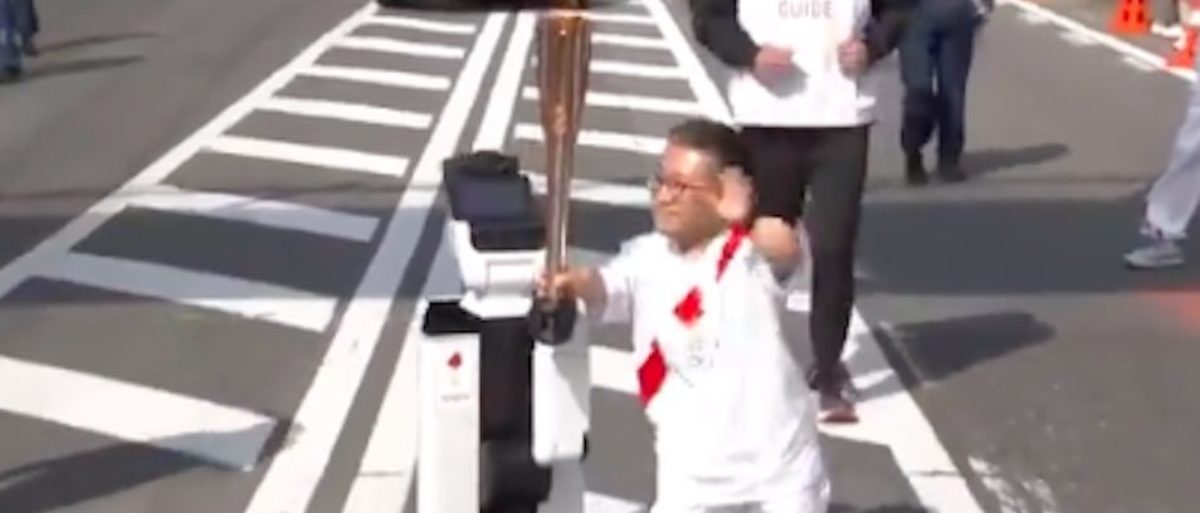 robot-helps-carry-the-olympic-torch-for-the-tokyo-2020-olympics
