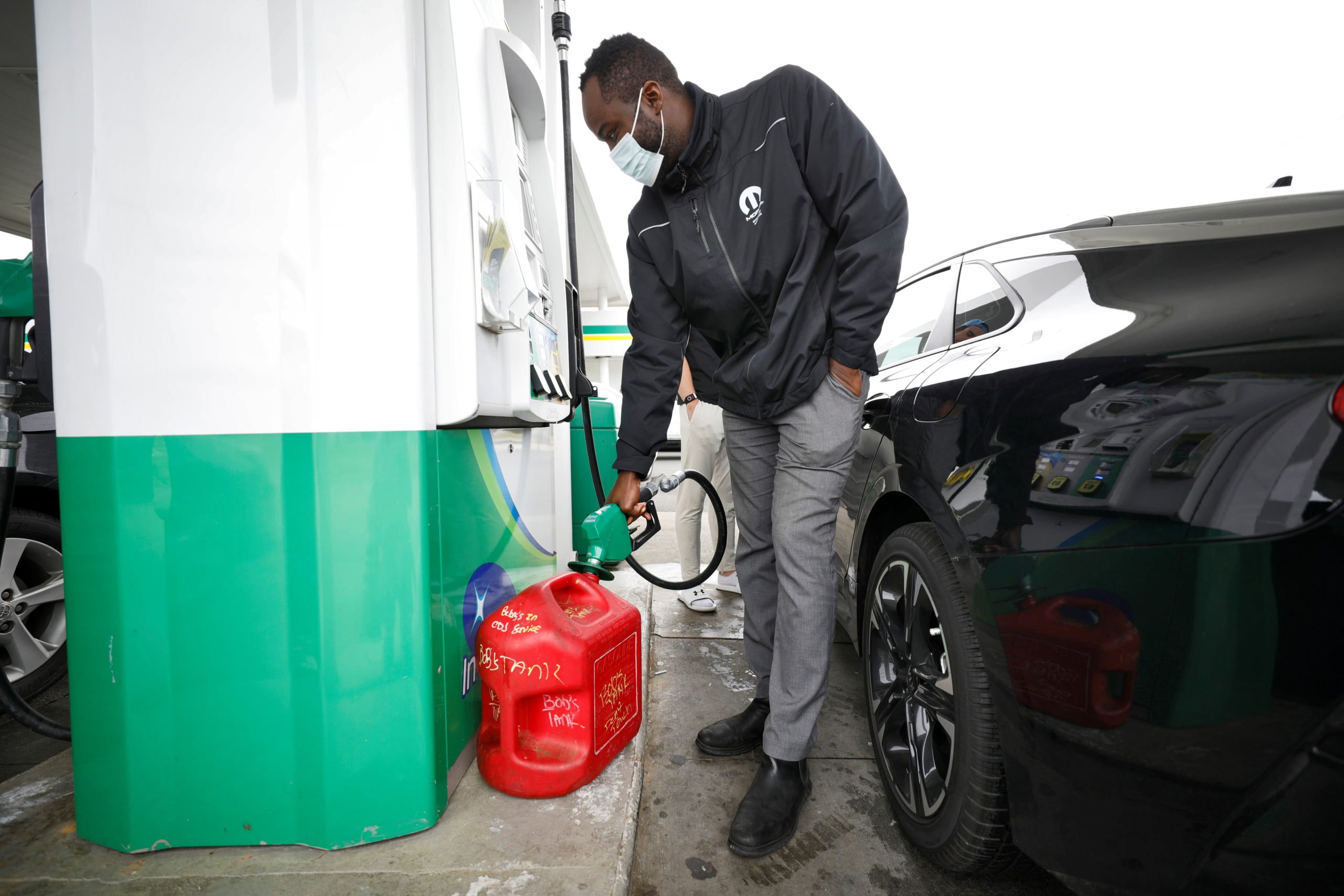 A local resident fills up a portable gas container as demand for gasoline surges following the cyberattack that crippled the Colonial Pipeline, in Durham, North Carolina, U.S. May 12, 2021. (REUTERS/Jonathan Drake)