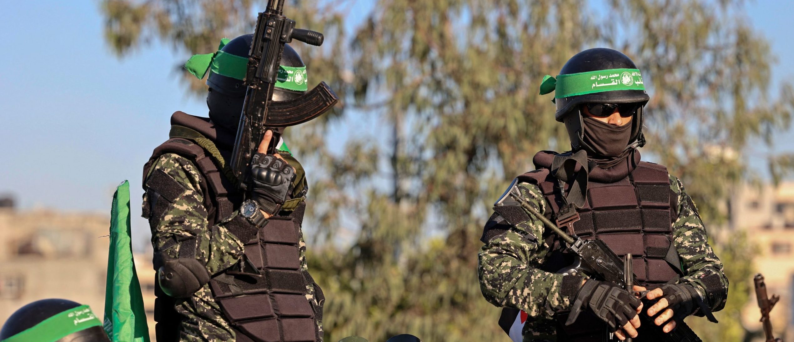 Leden van de Ezzedine al-Qassam Brigades, de gewapende vleugel van de Palestijnse beweging Hamas, marcheren op 7 juni 2021 door Gaza-stad. (Foto door MOHAMMED ABED / AFP) (Foto door MOHAMMED ABED/AFP via Getty Images)