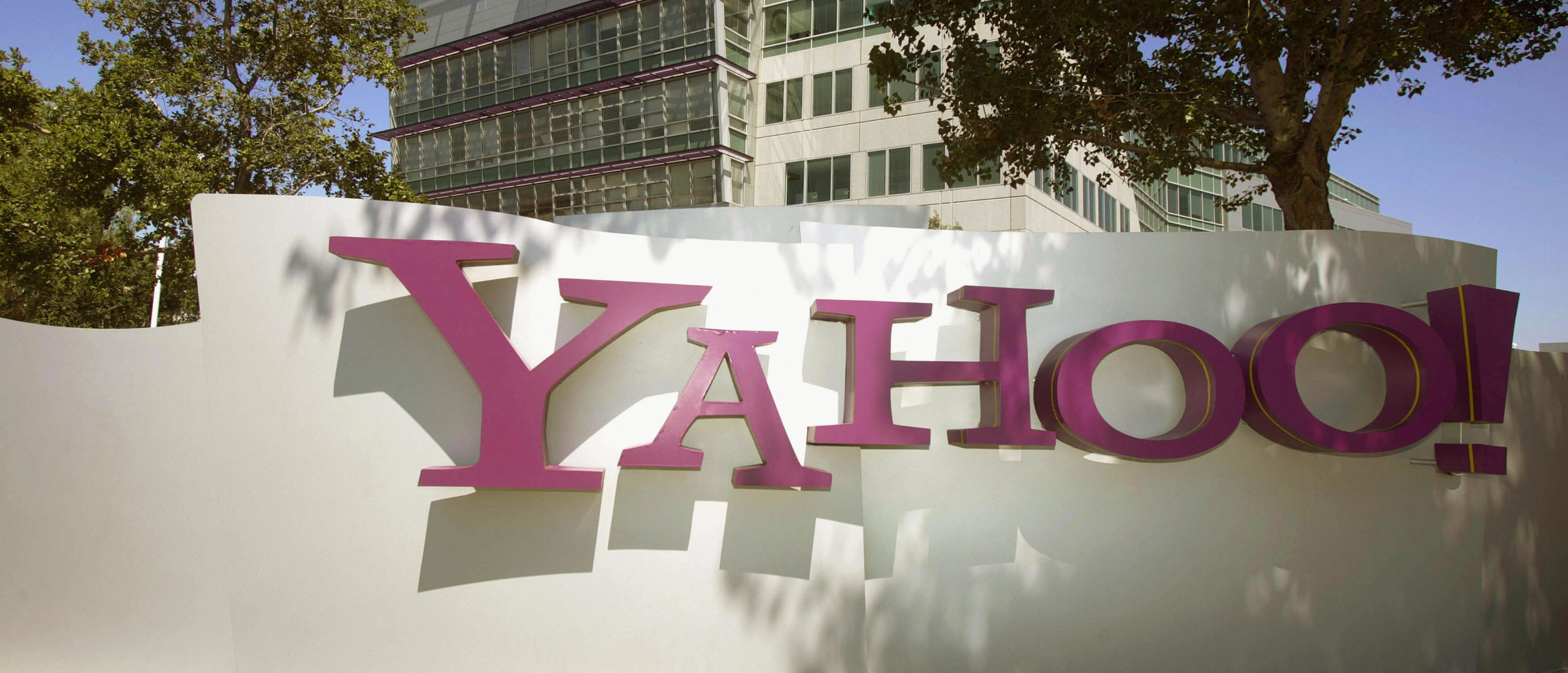 The entrance of Yahoo headquarters in Sunnyvale, California is seen in this 20 August 2005 photo.Internet giant Yahoo announced plans 11 October, 2005 to include 