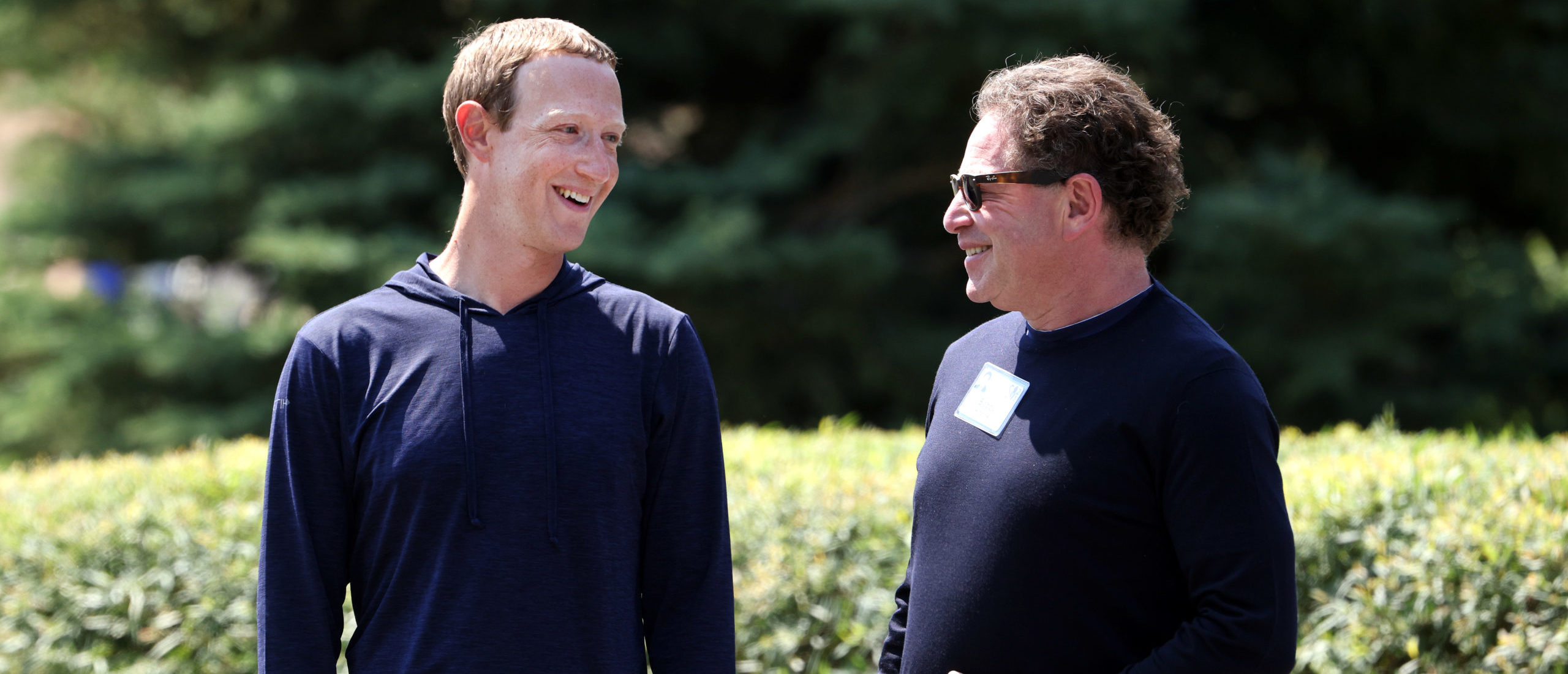 CEO of Facebook Mark Zuckerberg (L) talks to CEO of Activision Blizzard Bobby Kotick after a session at the Allen & Company Sun Valley Conference on July 08, 2021 in Sun Valley, Idaho. (Photo by Kevin Dietsch/Getty Images)