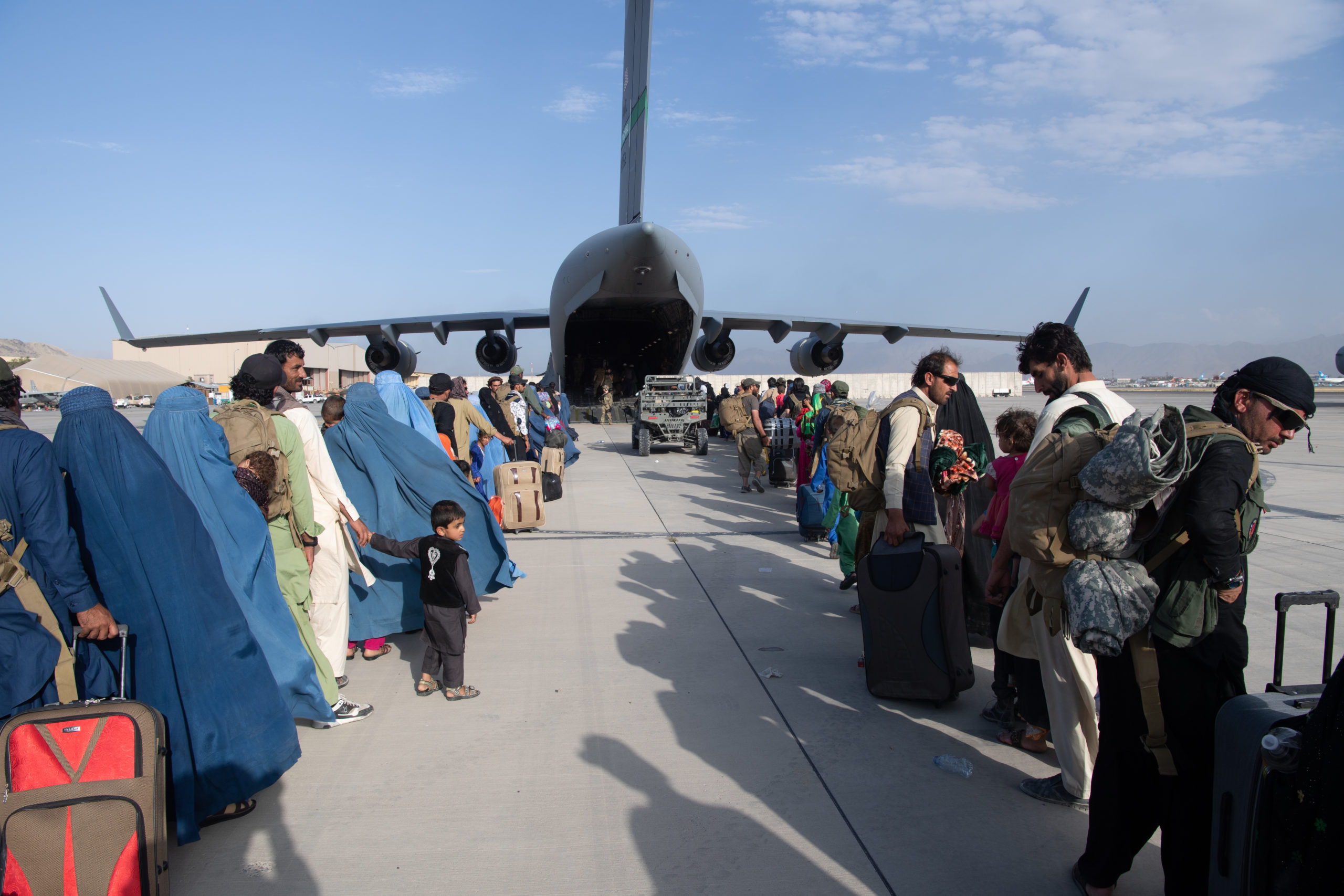 Kabul, afghanistan - august 24: in this handout provided by u. S. Central command public affairs, u. S. Air force loadmasters and pilots assigned to the 816th expeditionary airlift squadron, load passengers aboard a u. S. Air force c-17 globemaster iii in support of the afghanistan evacuation at hamid karzai international airport (hkia) on august 24, 2021 in kabul, afghanistan. The united states and allies urged afghans to leave kabul airport, citing the threat of terrorist attacks, as western troops race to evacuate as many people as possible by august 31. (photo by master sgt. Donald r. Allen/u. S. Air forces europe-africa via getty images)