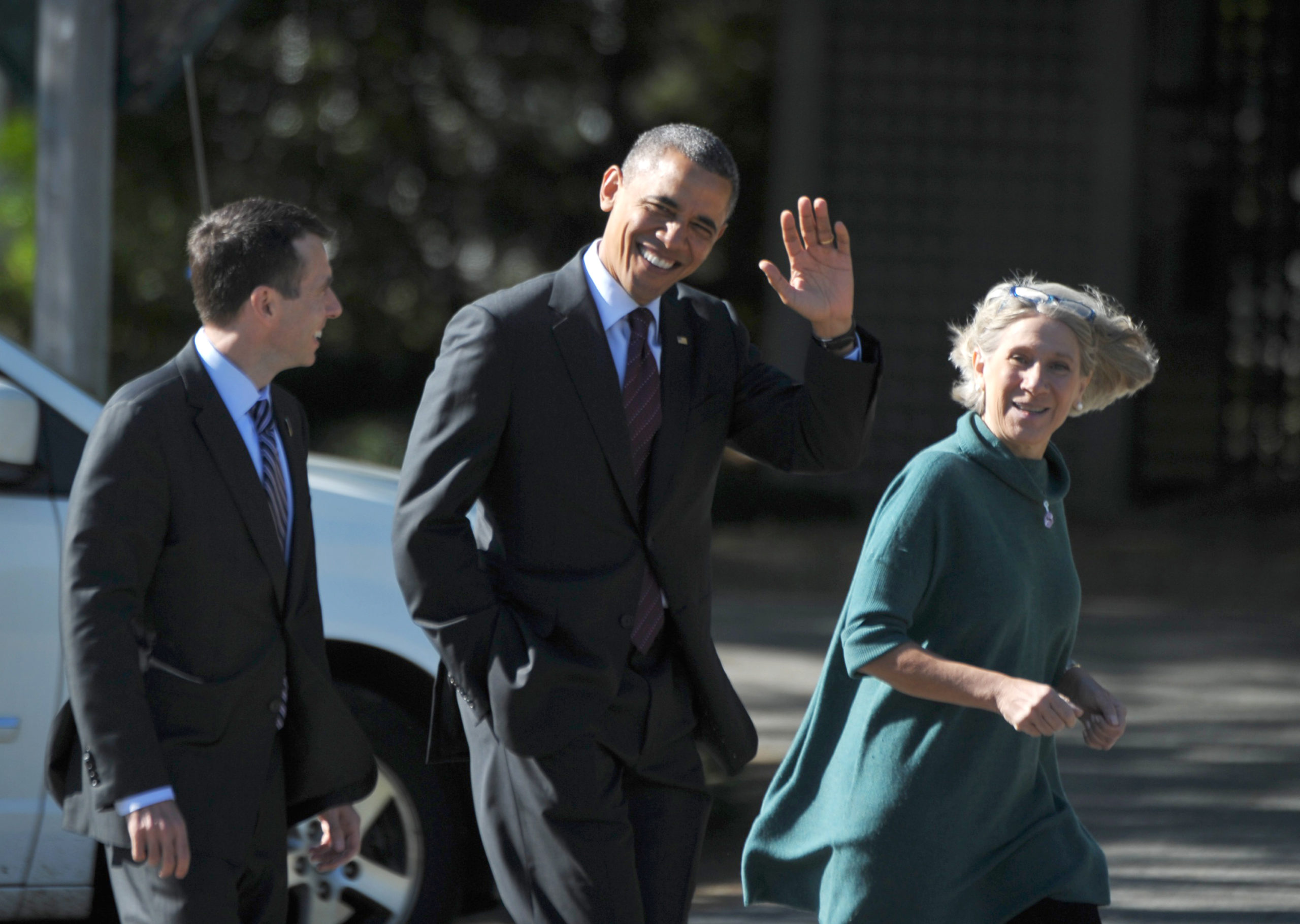 US President Barack Obama walks with Senior White House Advisor David Plouffe (L) and Anita Dunn to debate preparation at the Kingsmill Resort October16, 2012 in Williamsburg, Virginia. Obama will be heading to to Hofstra University in Hempstead, New York later in the day for the second presidential debate. AFP PHOTO/Mandel NGAN (Photo credit should read MANDEL NGAN/AFP via Getty Images)