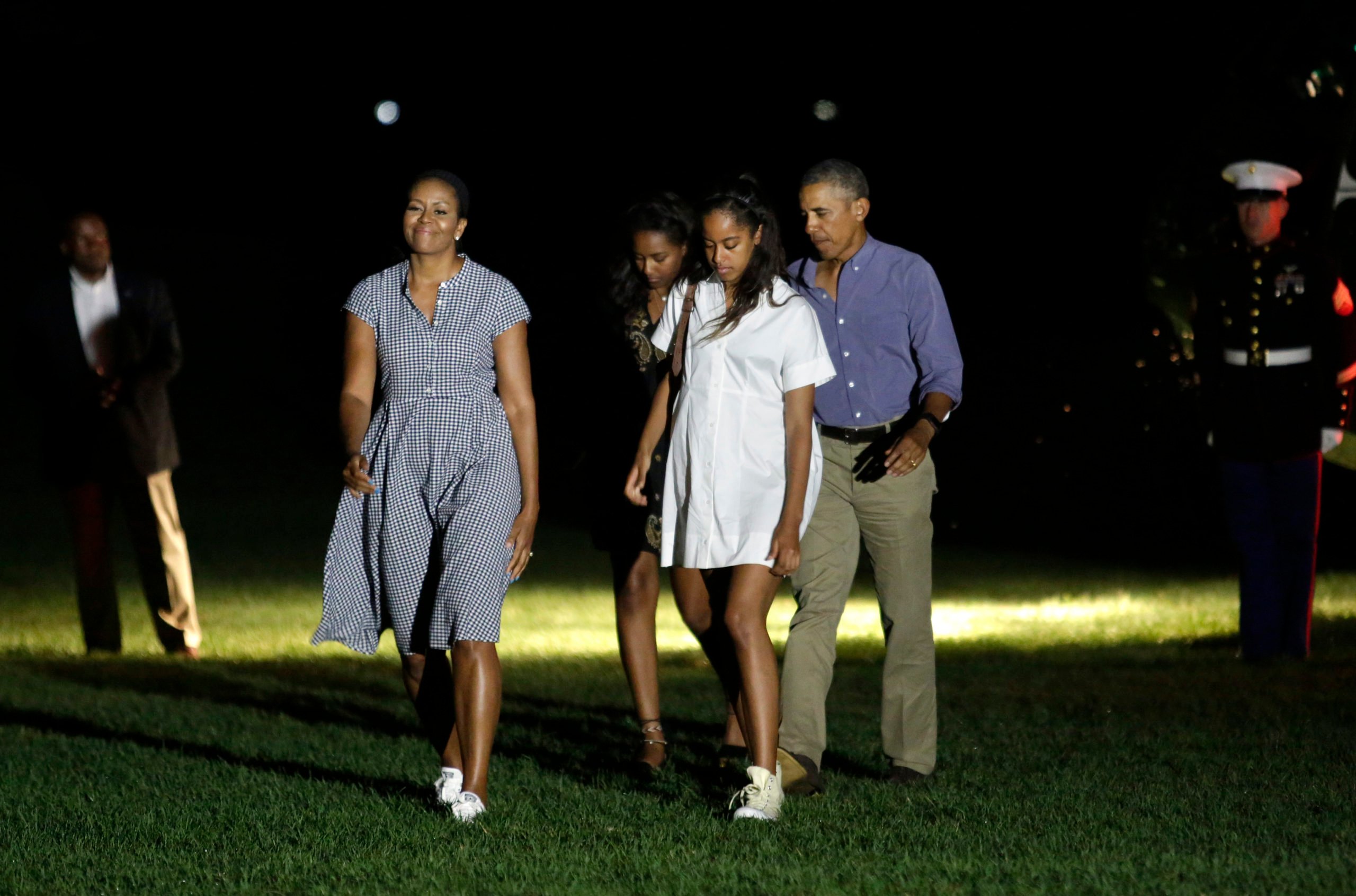 US President Barack Obama waves as he walks with First lady Michelle Obama (L) and their daughters Malia (2nd-R) and Sasha (3rd-R) on the South Lawn of the White House in Washington upon their return from a summer vacation in Martha's Vineyard, Massachusetts on August 21, 2016. / AFP / YURI GRIPAS (Photo credit should read YURI GRIPAS/AFP via Getty Images)