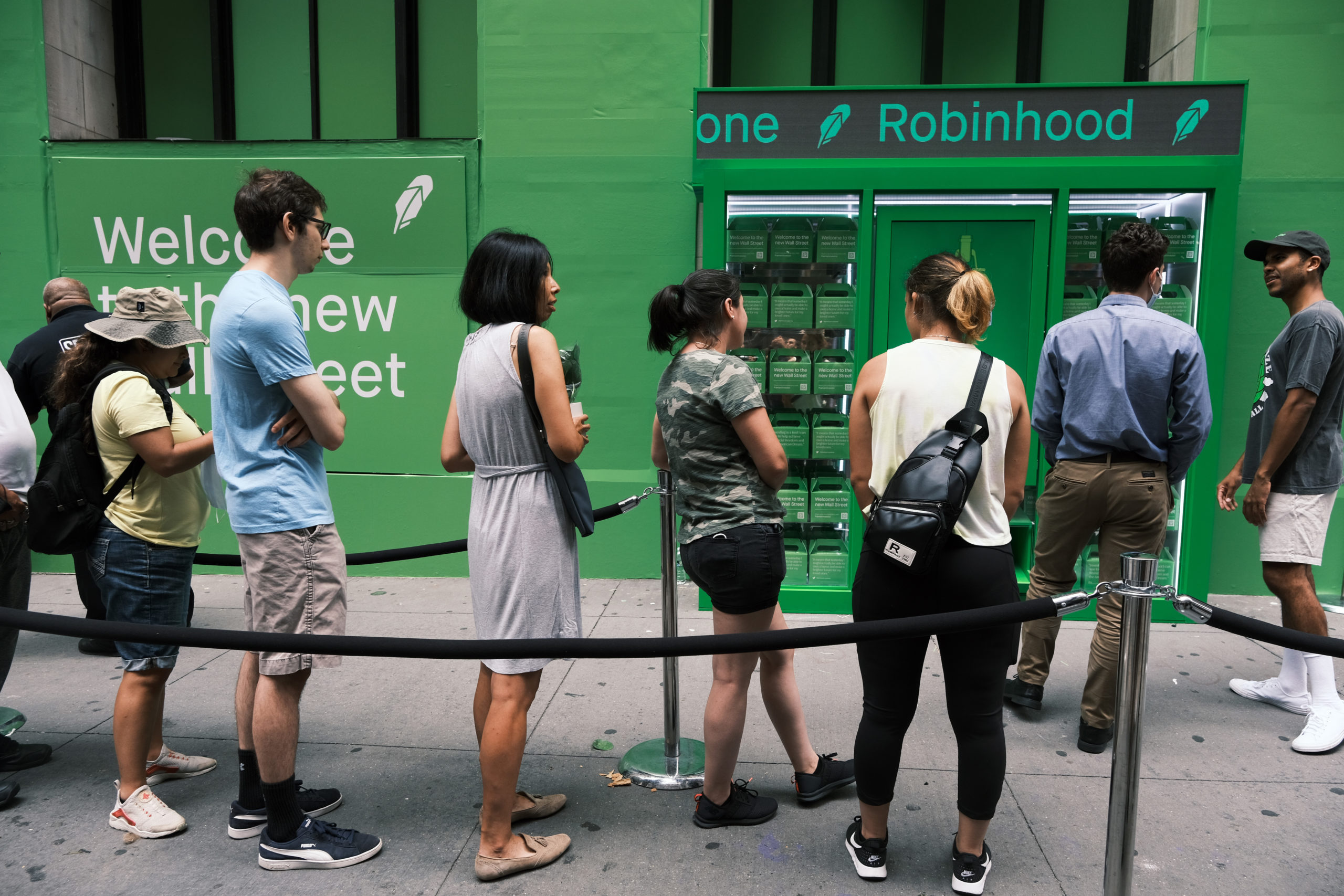 People wait in line for t-shirts at a pop-up kiosk for the online brokerage Robinhood along Wall Street. (Photo by Spencer Platt/Getty Images)