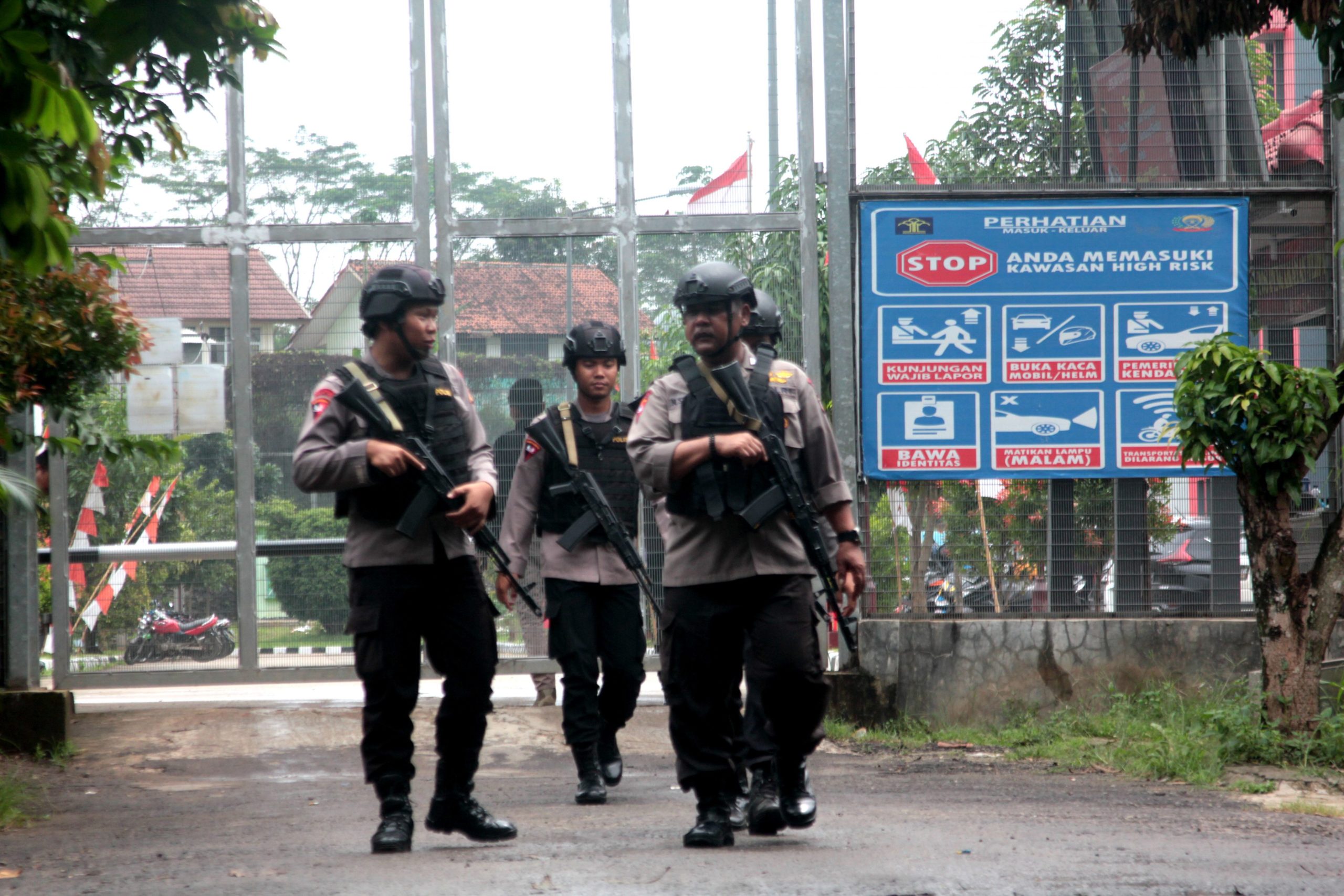 Indonesian security personnel patrol the perimeter of Gunung Sindur prison in Bogor on January 22, 2019, where radical cleric Abu Bakar Bashir, believed to have been a key figure in terror network Jemaah Islamiyah (JI) which was blamed for the 2002 Bali bombings, is jailed. (Photo credit should read TJAHYADI ERMAWAN/AFP via Getty Images)