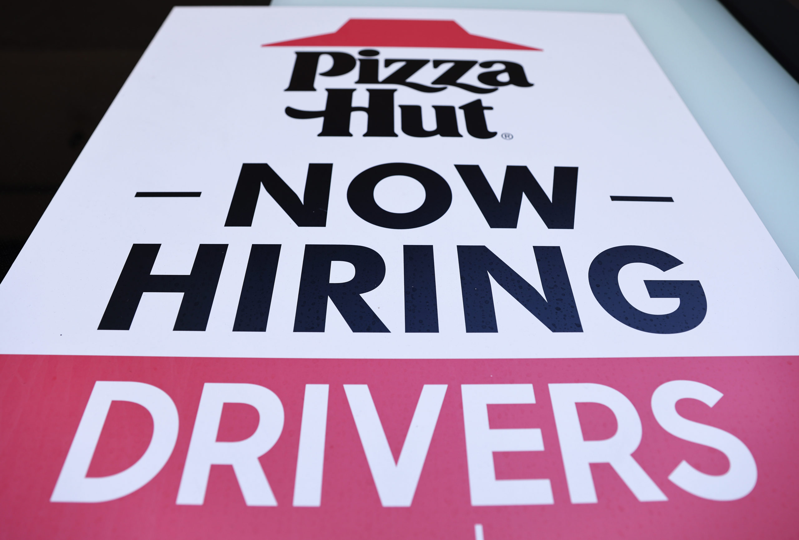A 'Now Hiring' sign is posted at a Pizza Hut on Aug. 6, 2021 in Los Angeles, California. (Mario Tama/Getty Images)