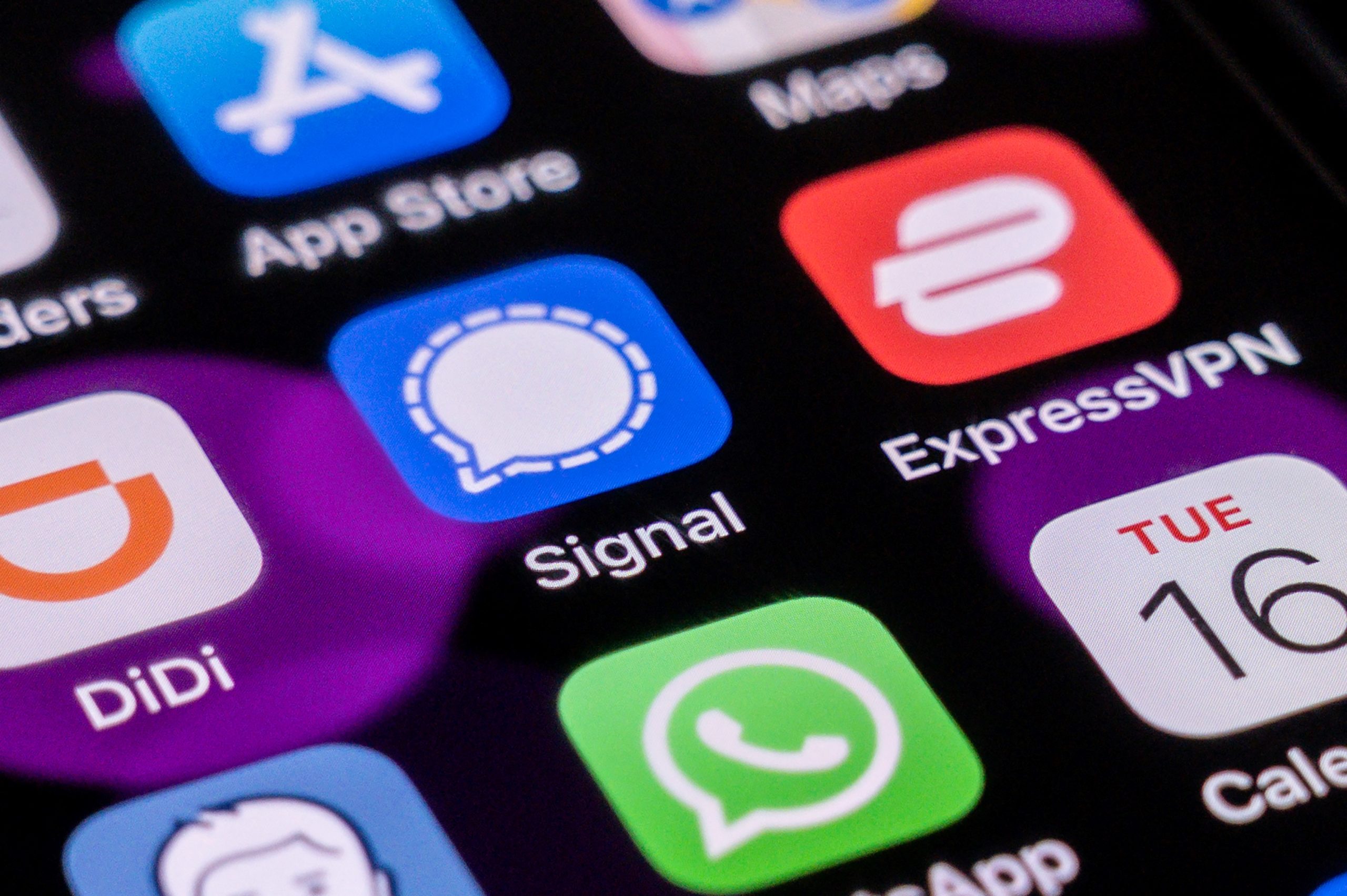 This photo illustration shows the encrypted messaging app Signal (C) pictured on a smartphone home screen in Beijing on March 16, 2021. (Photo by NICOLAS ASFOURI/AFP via Getty Images)