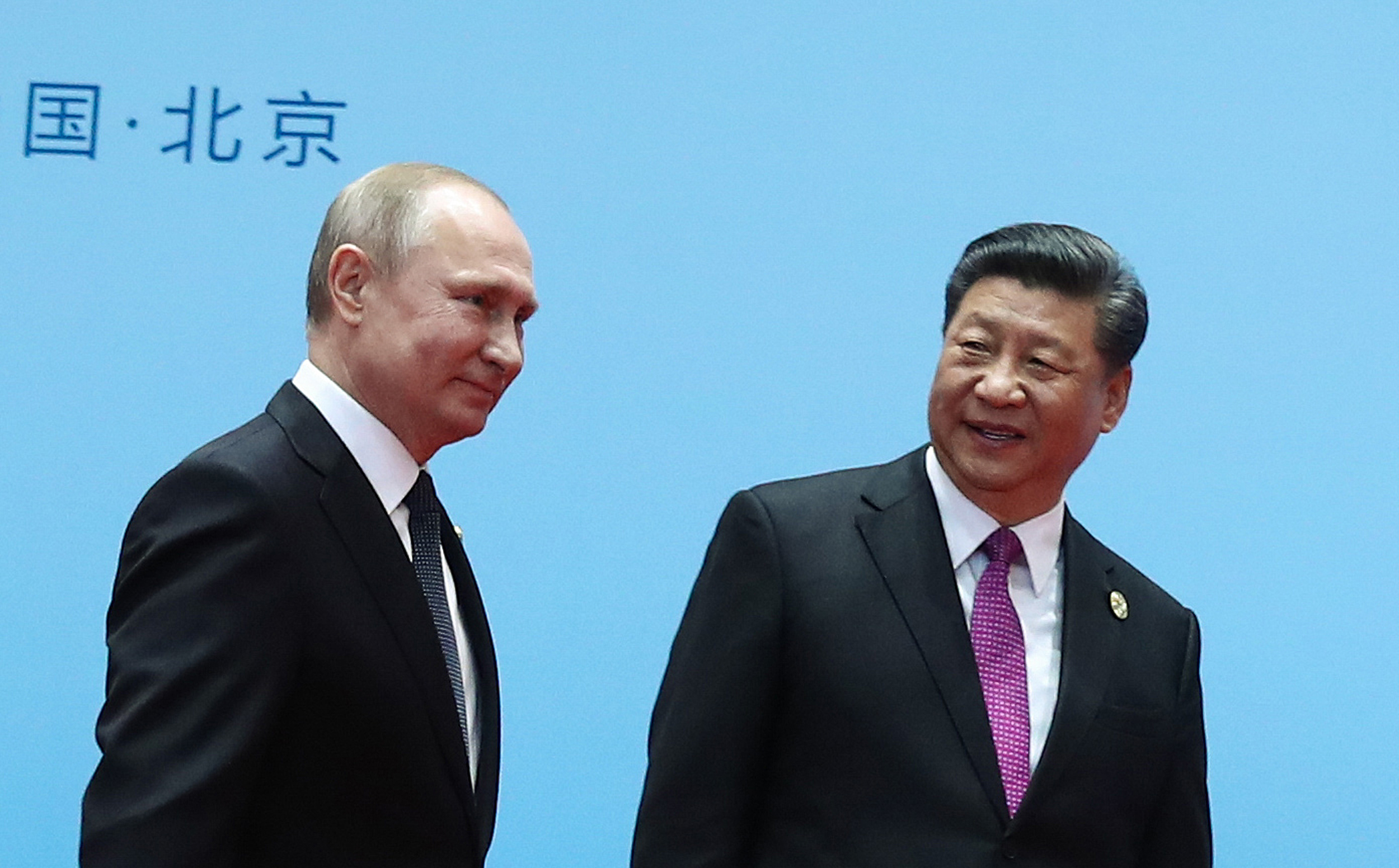 TOPSHOT - China's President Xi Jinping (R) and Russia's President Vladimir Putin smile during the welcoming ceremony on the final day of the Belt and Road Forum in Beijing on April 27, 2019. - Chinese President Xi Jinping urged dozens of world leaders on April 27 to reject protectionism and invited more countries to participate in his global infrastructure project after seeking to ease concerns surrounding the programme. (Photo by Valery SHARIFULIN / Sputnik / AFP) (Photo by VALERY SHARIFULIN/Sputnik/AFP via Getty Images)
