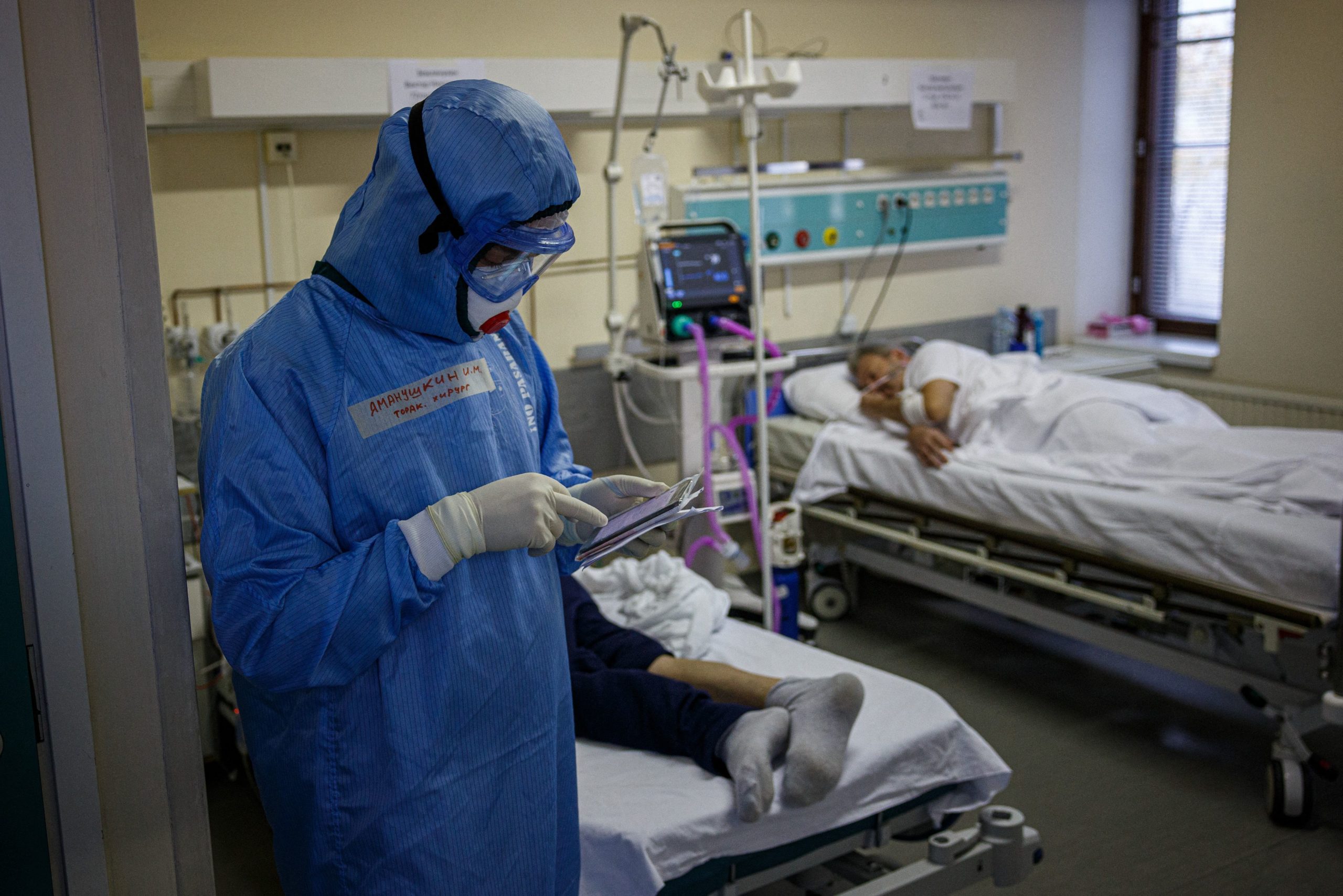 A medic wearing personal protective equipment (PPE) works in the intensive care unit for Covid-19 coronavirus patients in the Moscow Sklifosovsky emergency hospital in Moscow on October 20, 2021. - Russia said on October 20, 1,028 people died of Covid over the past 24 hours, a new record, as President Vladimir Putin mulls introducing nationwide restrictions to curb the spread of the disease. (Photo by Dimitar DILKOFF / AFP) (Photo by DIMITAR DILKOFF/AFP via Getty Images)