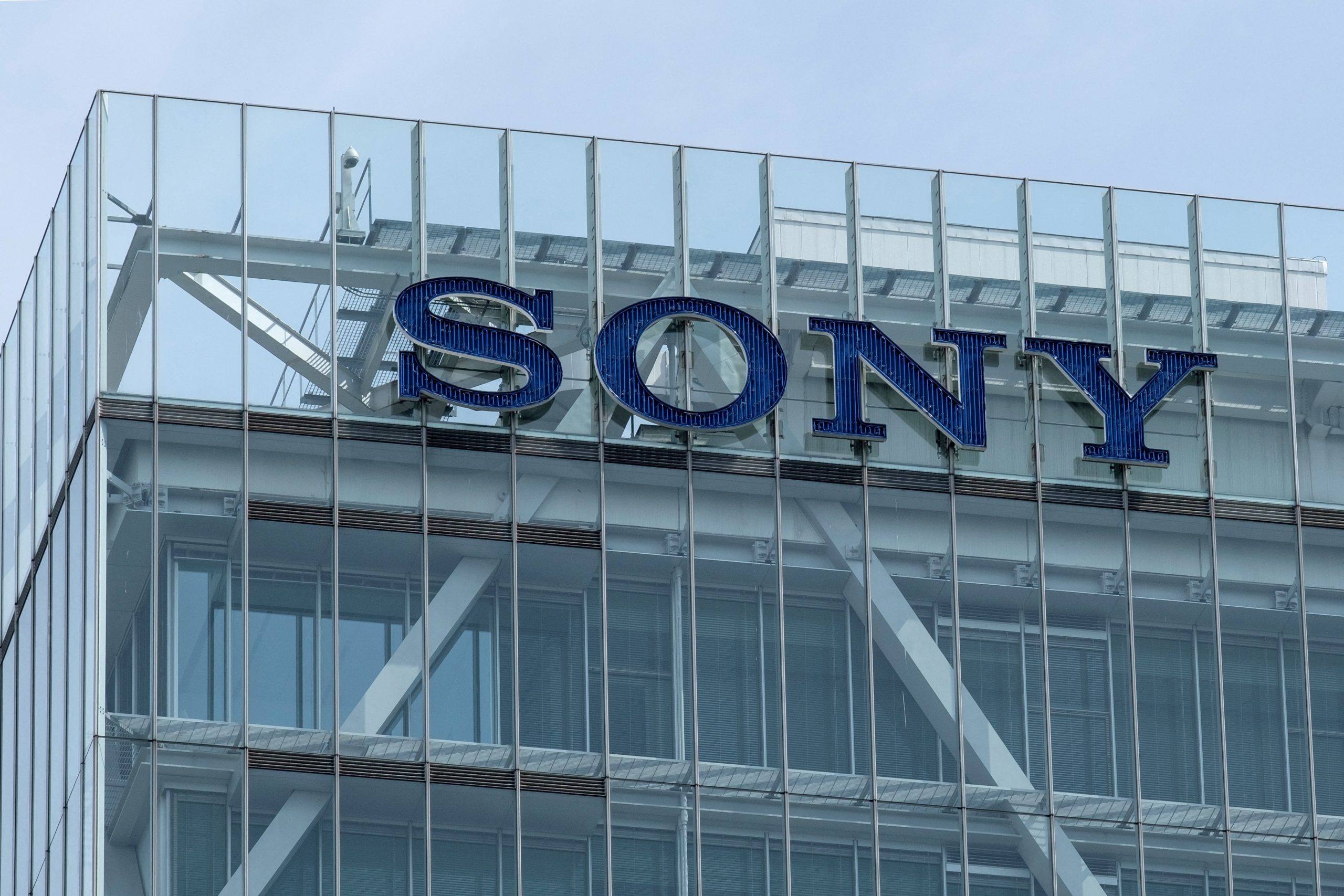 Il logo Sony viene visualizzato presso la sede dell'azienda a Tokyo il 28 aprile 2021. (Foto di Yuki IWAMURA / AFP) (Foto di YUKI IWAMURA/AFP tramite Getty Images)