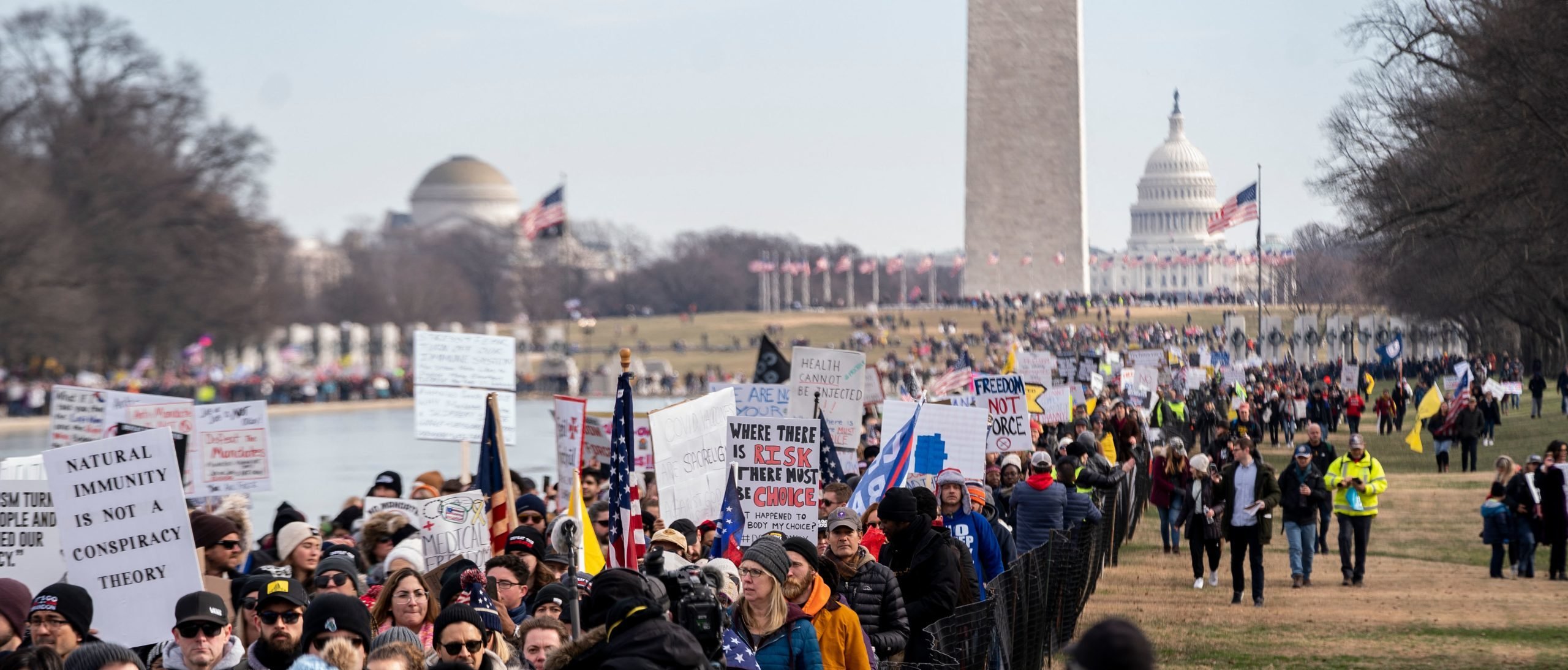 Más de 30,000 personas marcharon para ‘derrotar los mandatos’ en Washington DC