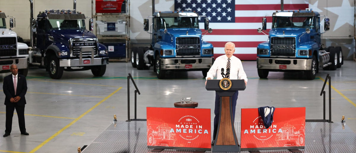 VERIFICACIÓN DE HECHOS: Se edita el video viral de Biden siendo reprendido por un trabajador de Mack Truck