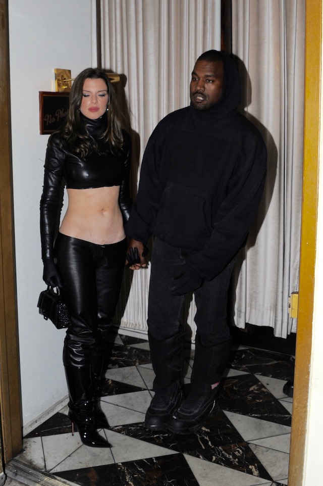 El nuevo interés amoroso de Kanye West, Julia Fox, en pantalones que probablemente no se podrían cortar más