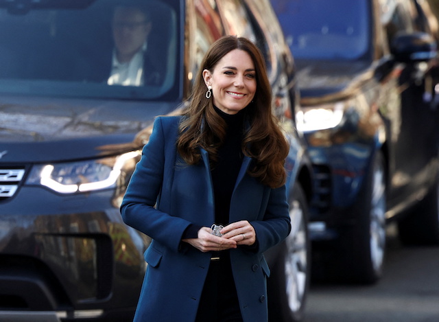 La combinación de abrigo y pantalones azul real de Kate Middleton es el look perfecto para el invierno
