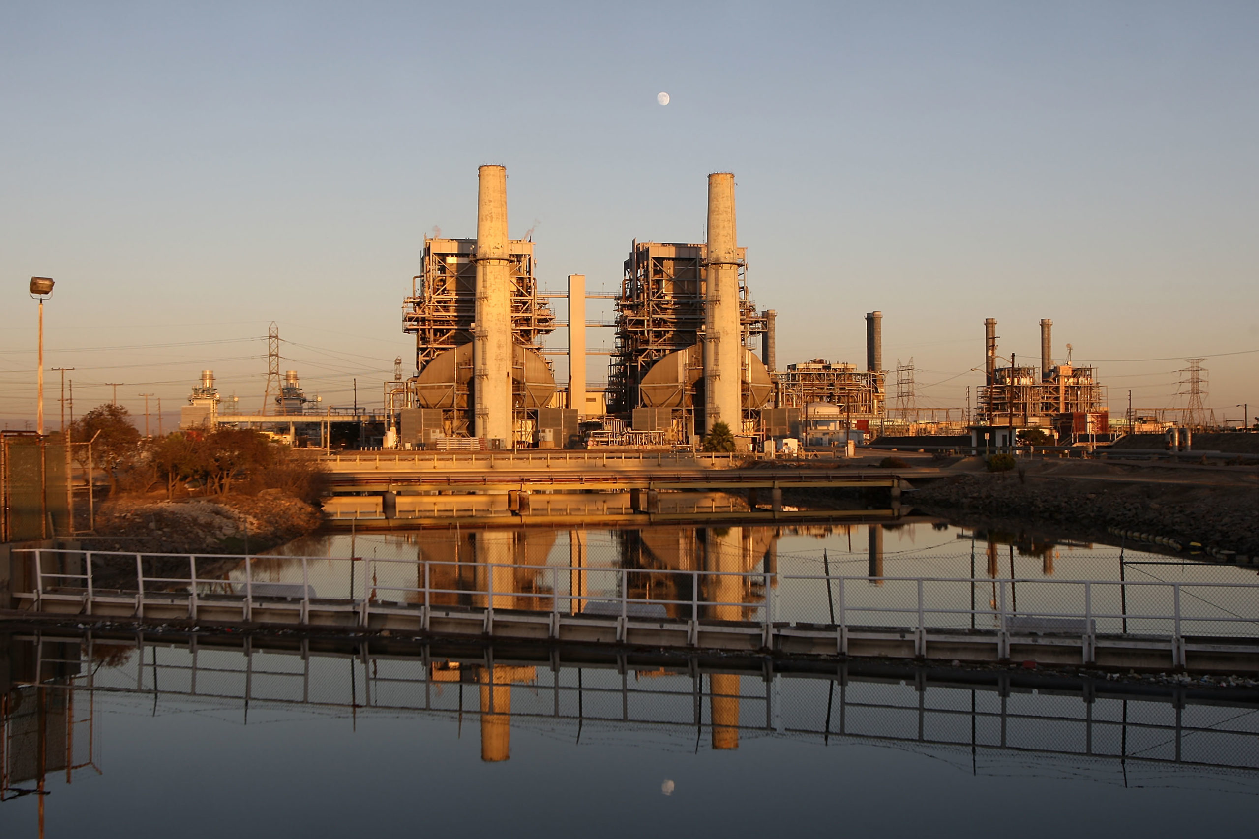 The AES Corporation 495-megawatt Alamitos natural gas-fired power station stands in Long Beach, California. (David McNew/Getty Images)
