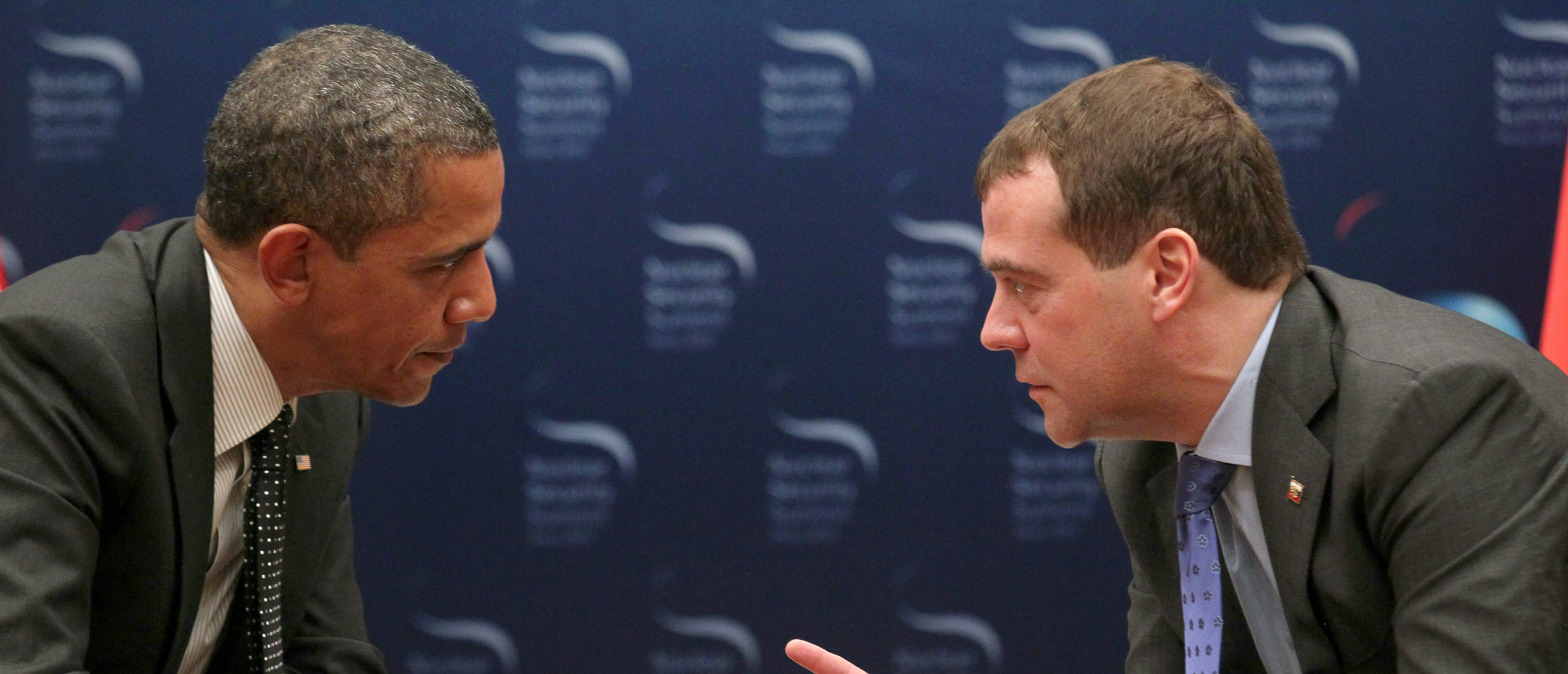 Медведев и Обама. Медведев критика. Медведев болтает ножками. Новости бизнеса политики