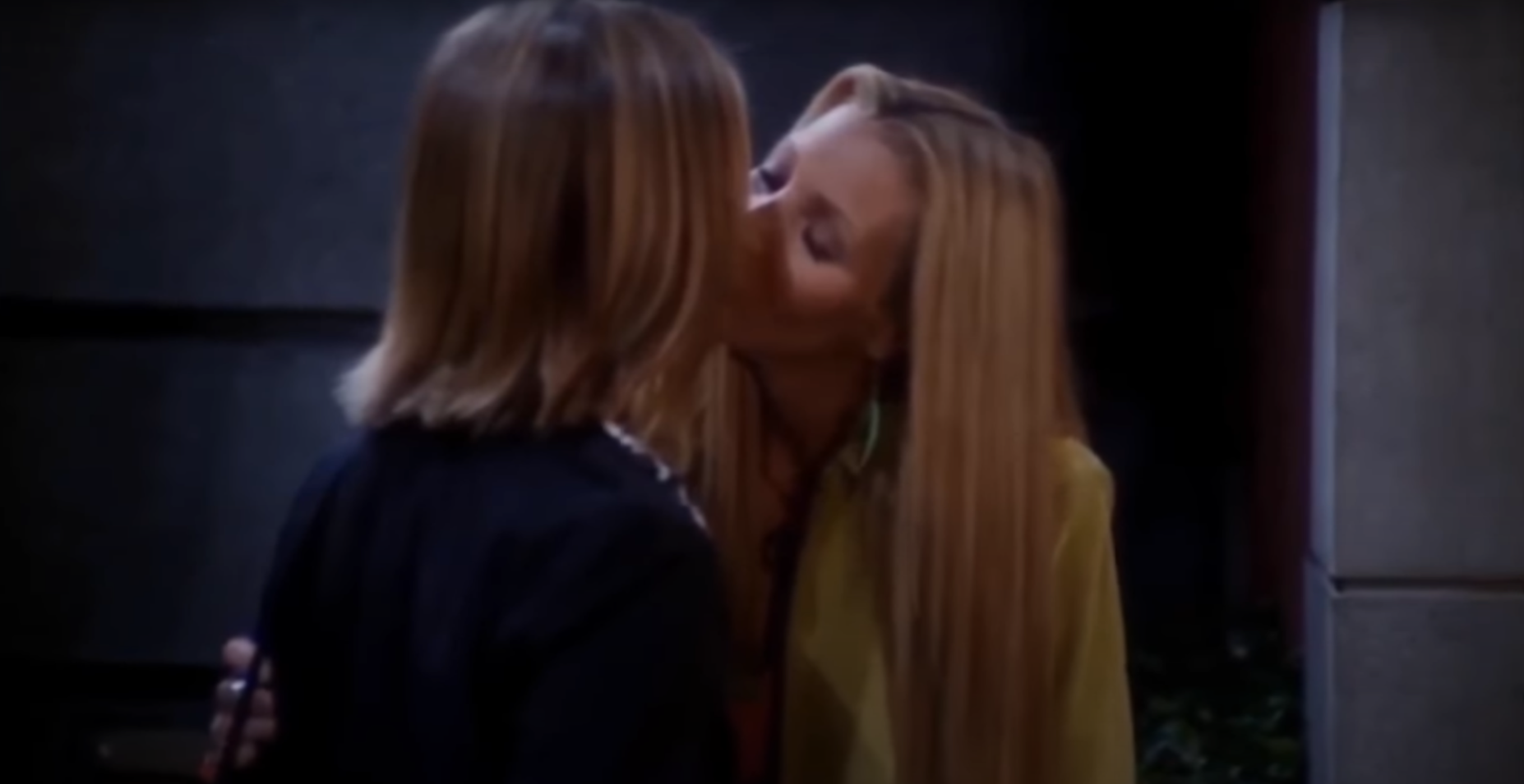 Rachel kissed Melissa Warburton, portrayed by Winona Ryder and Phoebe kissed Rachel in “The One With Rachel’s Big Kiss,” season 7, episode 20. [YouTube/Screenshot/ErikaRamayan]