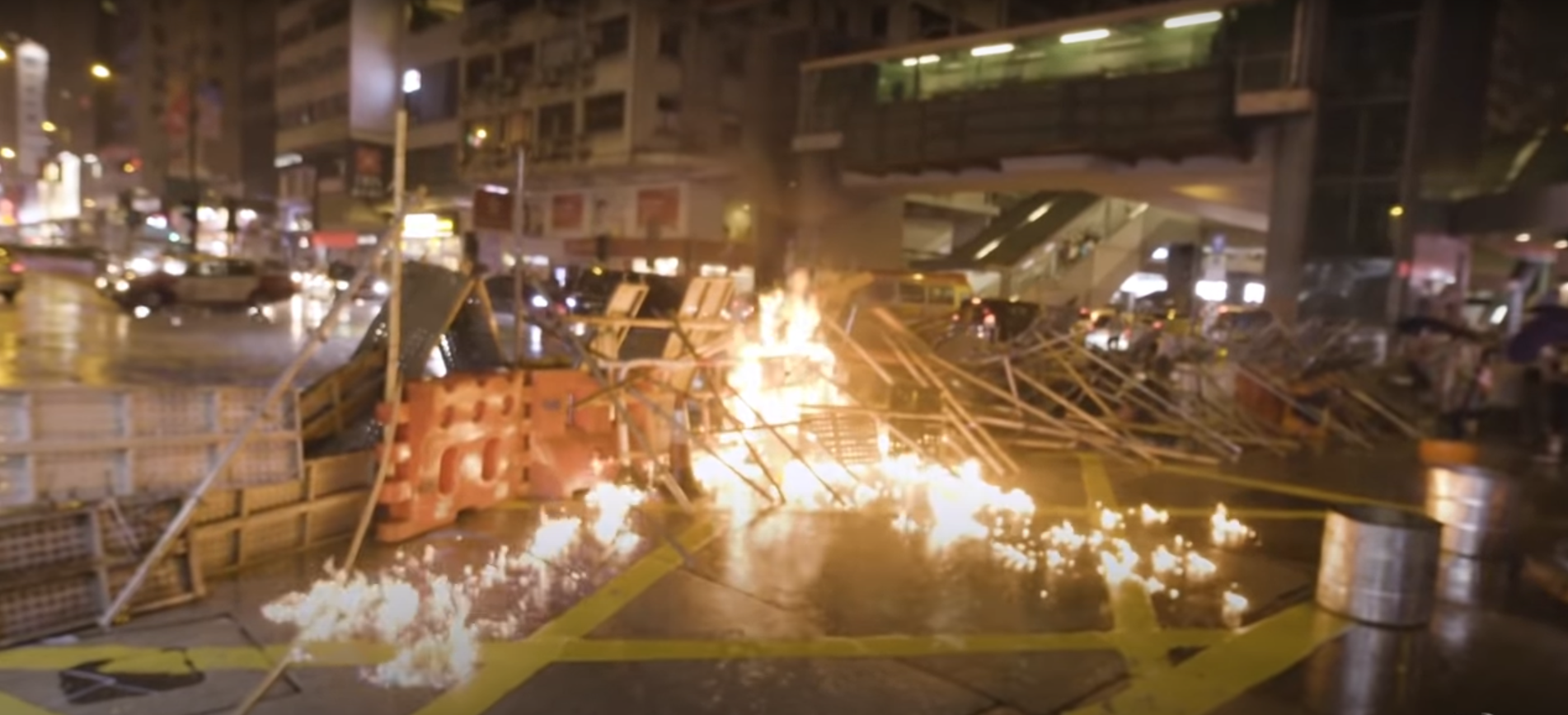 Les manifestants de Hong Kong ont créé des barrières et allumé des incendies en octobre 2019 lors des manifestations. [YouTube/Screenshot/TheNewYorkTimes]