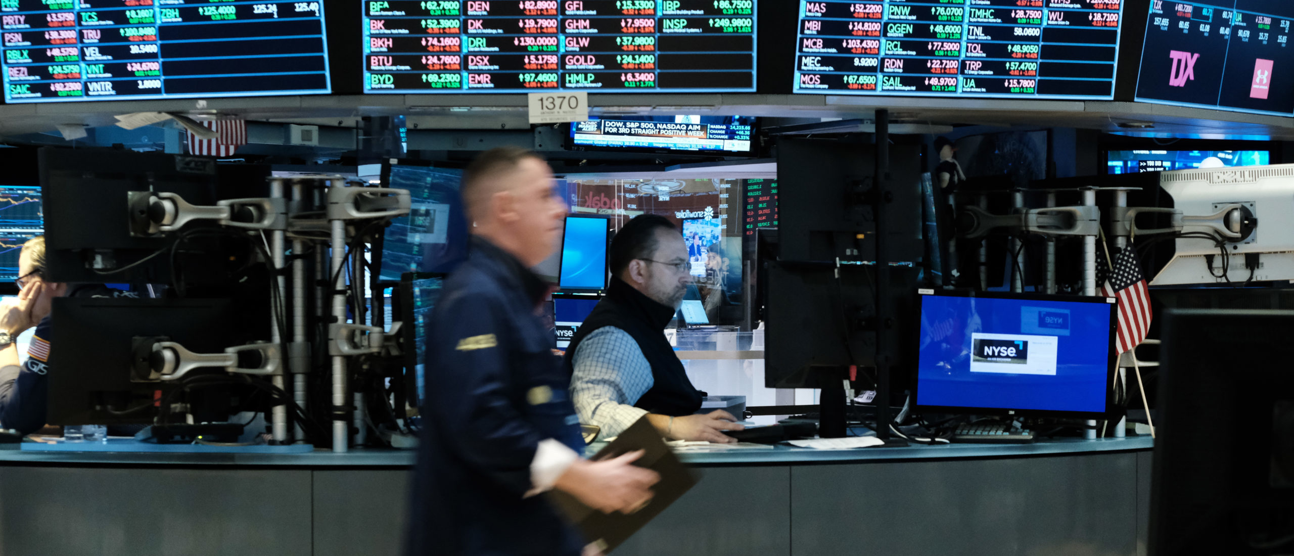 Traders work on the floor of the New York Stock Exchange (NYSE) on March 28, 2022 in New York City. (Photo by Spencer Platt/Getty Images)