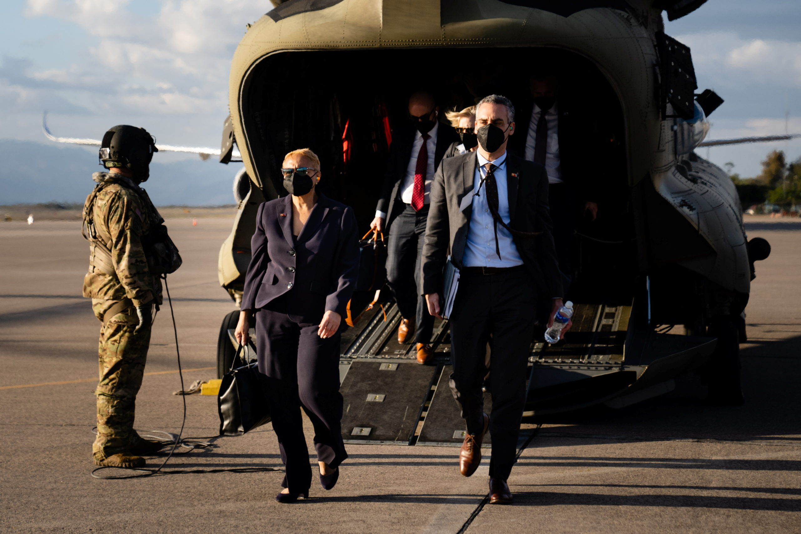 FILE PHOTO: Tina Flournoy, chief of staff to the Vice President, and Mazin Alfaqi, special adviser to the Vice President for the Northern Triangle, walk from a chinook to board Air Force Two to return to Washington, in Palmerola, Honduras, January 27, 2022. Erin Schaff/Pool via REUTERS/File Photo