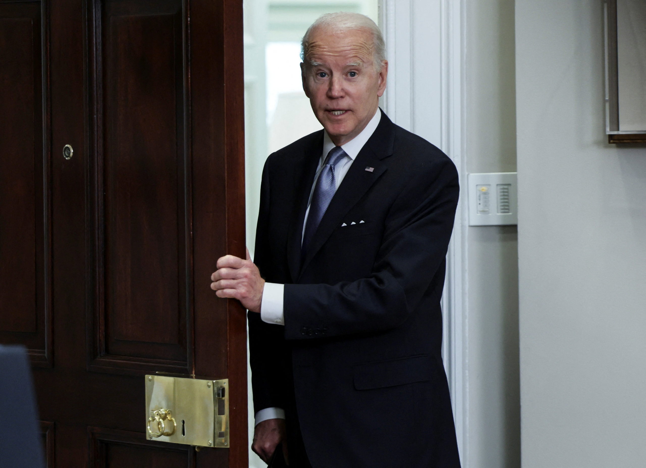 U.S. President Joe Biden responds to questions while departing the Roosevelt Room after announcing an additional $800 million security assistance package for Ukraine amid Russia's invasion, at the White House in Washington, U.S., April 21, 2022. REUTERS/Evelyn Hockstein