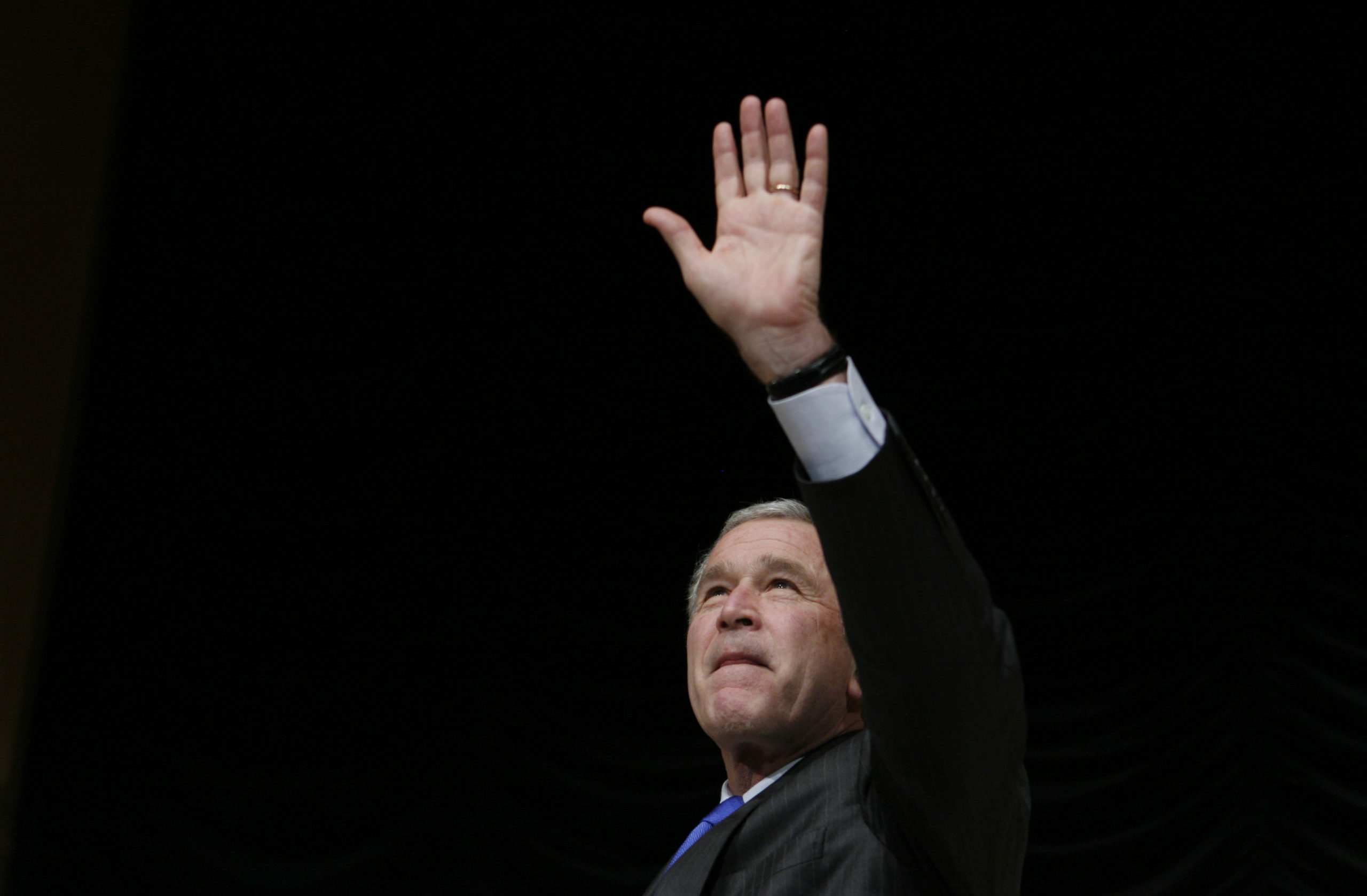 U.S. President George W. Bush waves after delivering remarks on the Western Hemisphere Policy in Washington March 5, 2007. REUTERS/Jim Young (UNITED STATES)